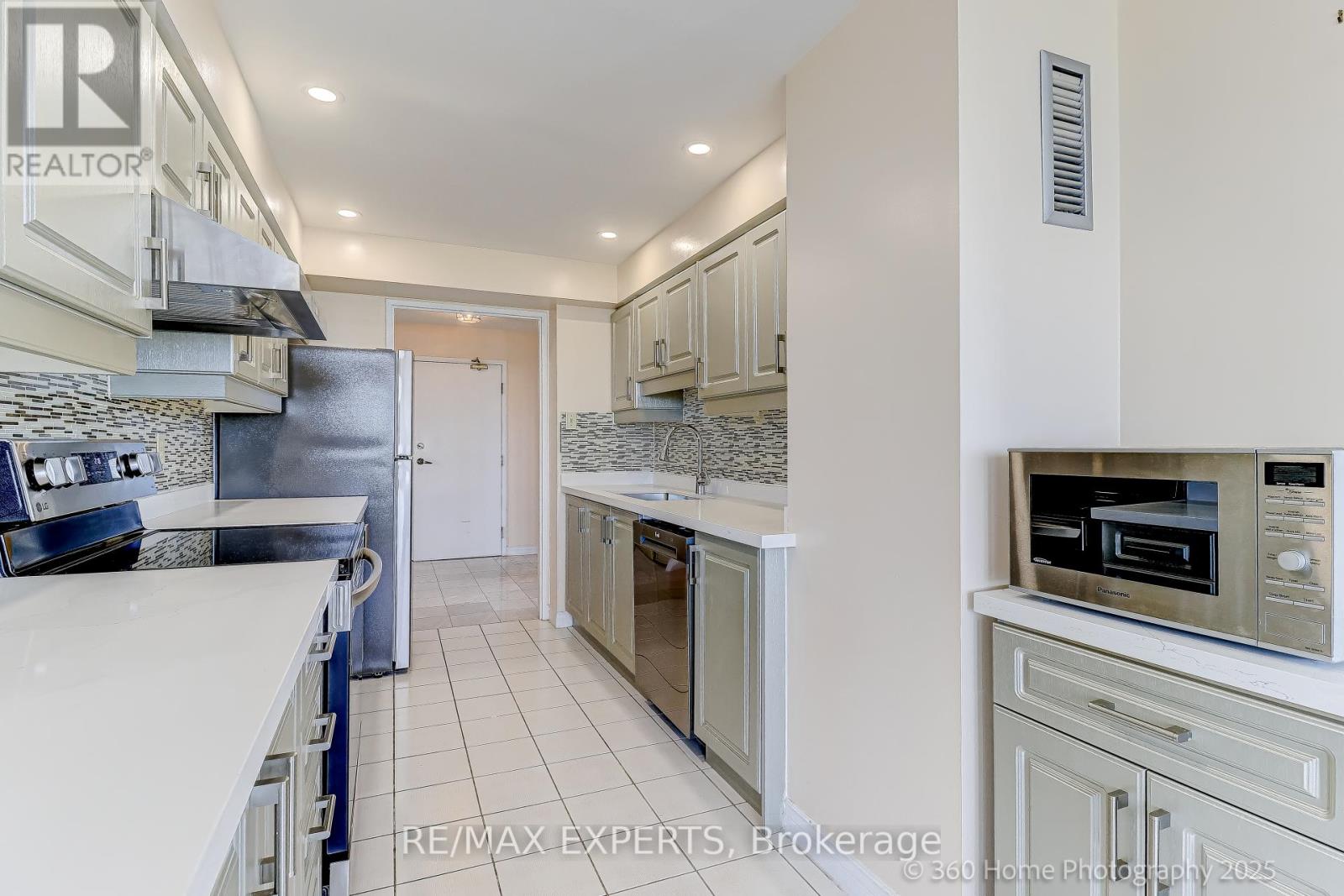 1603 - 7 Townsgate Drive, Vaughan, Ontario  L4J 7Z9 - Photo 7 - N12453581