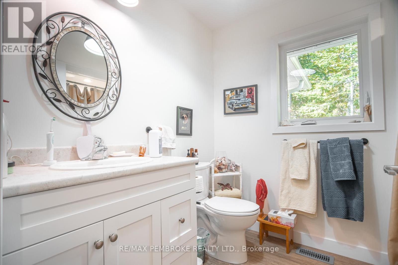 40 Eileen Street, Laurentian Valley, Ontario  K8A 6W2 - Photo 13 - X12453790