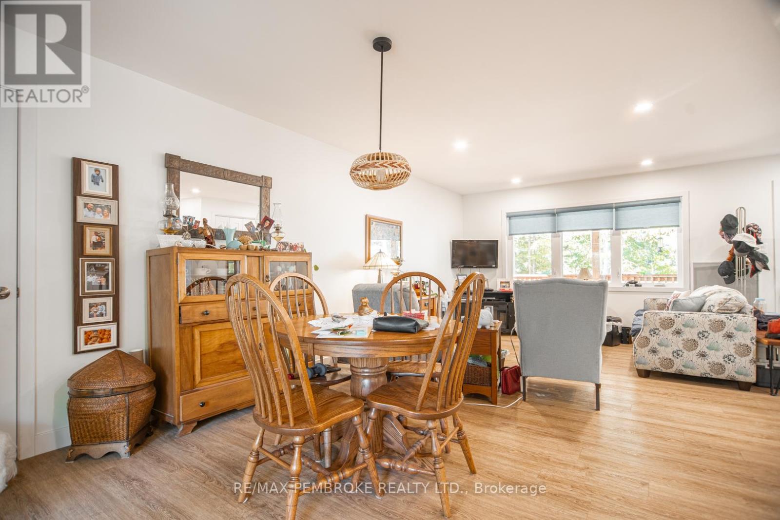 40 Eileen Street, Laurentian Valley, Ontario  K8A 6W2 - Photo 17 - X12453790