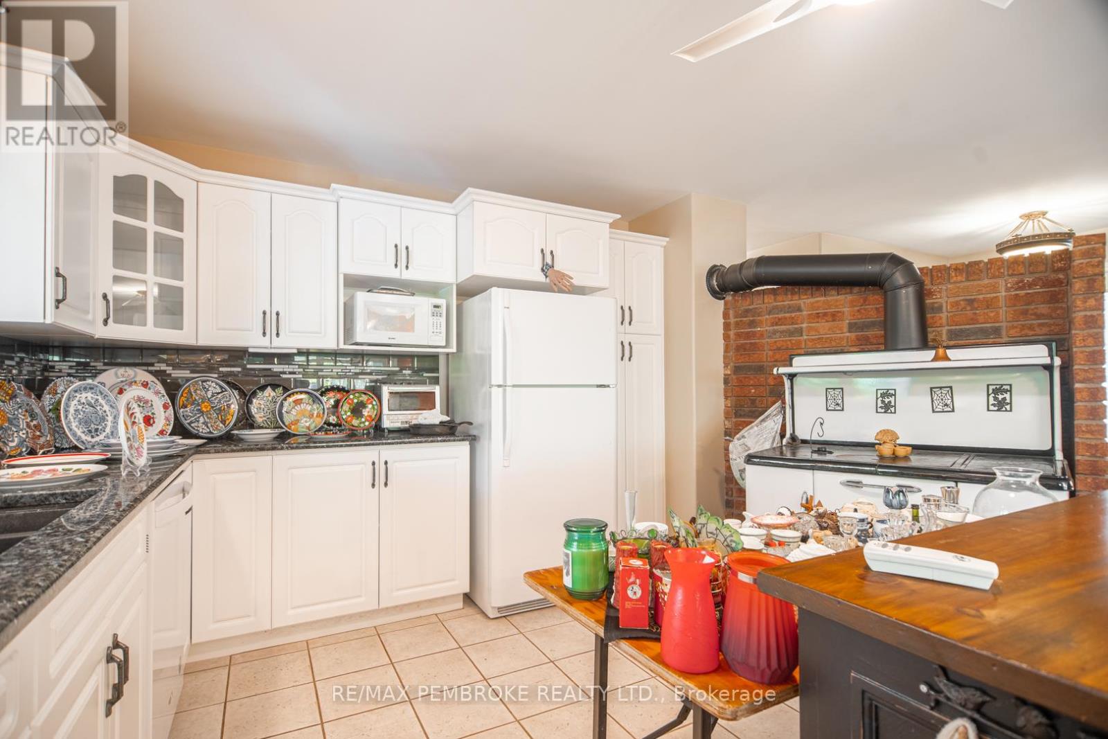 40 Eileen Street, Laurentian Valley, Ontario  K8A 6W2 - Photo 26 - X12453790