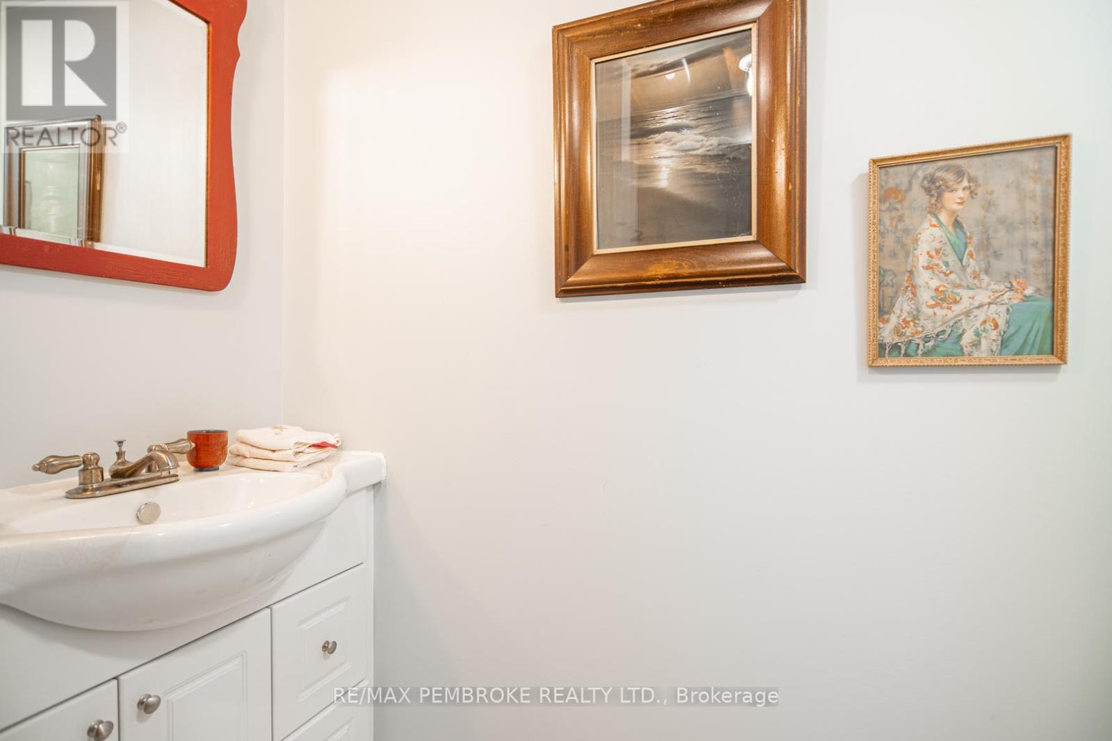 40 Eileen Street, Laurentian Valley, Ontario  K8A 6W2 - Photo 31 - X12453790