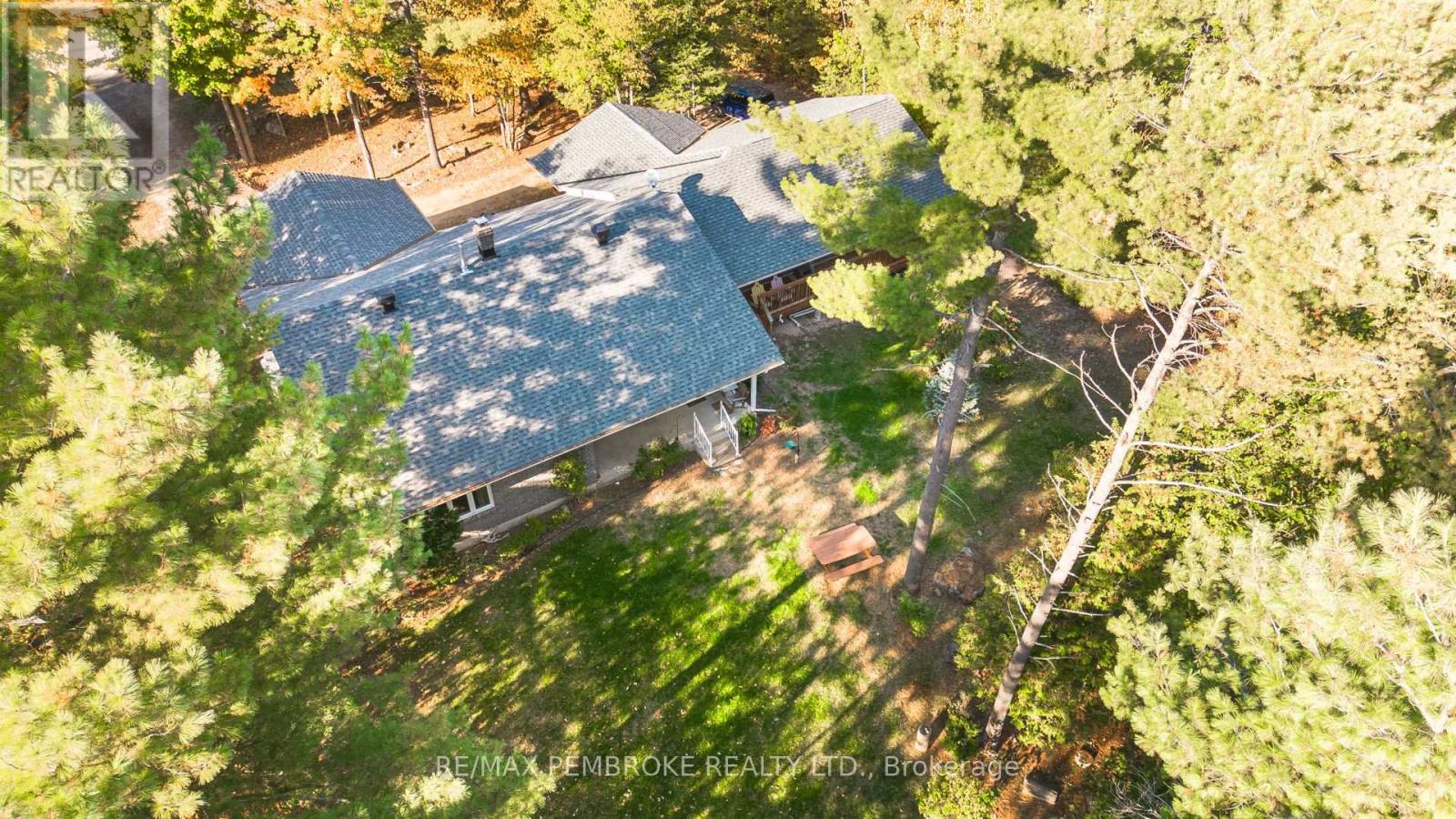40 Eileen Street, Laurentian Valley, Ontario  K8A 6W2 - Photo 37 - X12453790