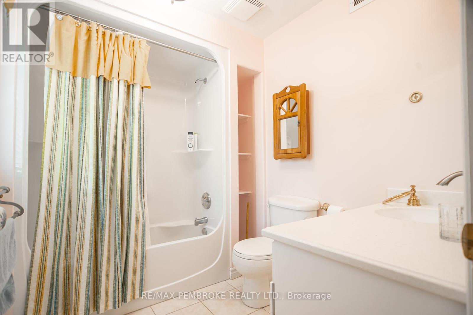 40 Eileen Street, Laurentian Valley, Ontario  K8A 6W2 - Photo 4 - X12453790