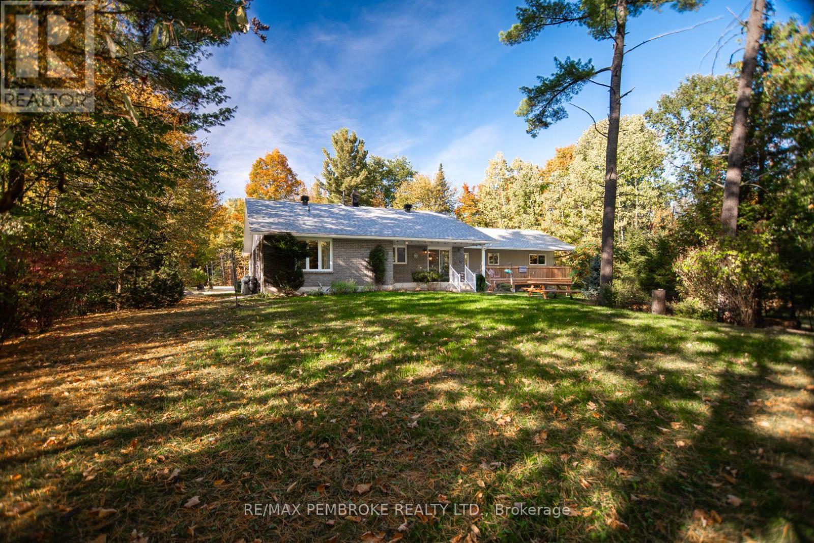 40 Eileen Street, Laurentian Valley, Ontario  K8A 6W2 - Photo 41 - X12453790