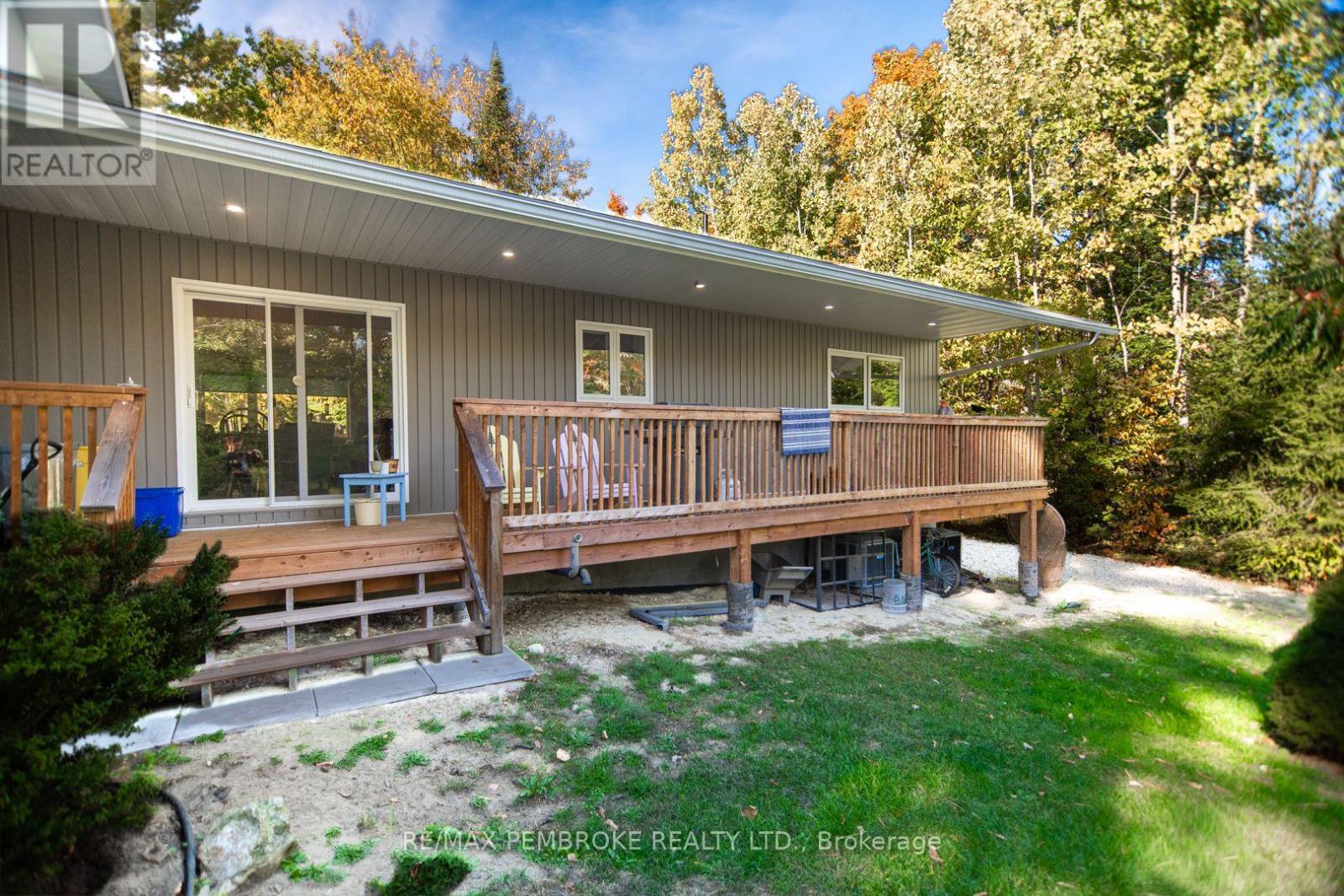 40 Eileen Street, Laurentian Valley, Ontario  K8A 6W2 - Photo 44 - X12453790