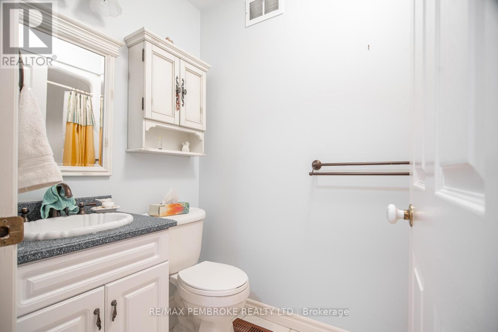 40 Eileen Street, Laurentian Valley, Ontario  K8A 6W2 - Photo 6 - X12453790