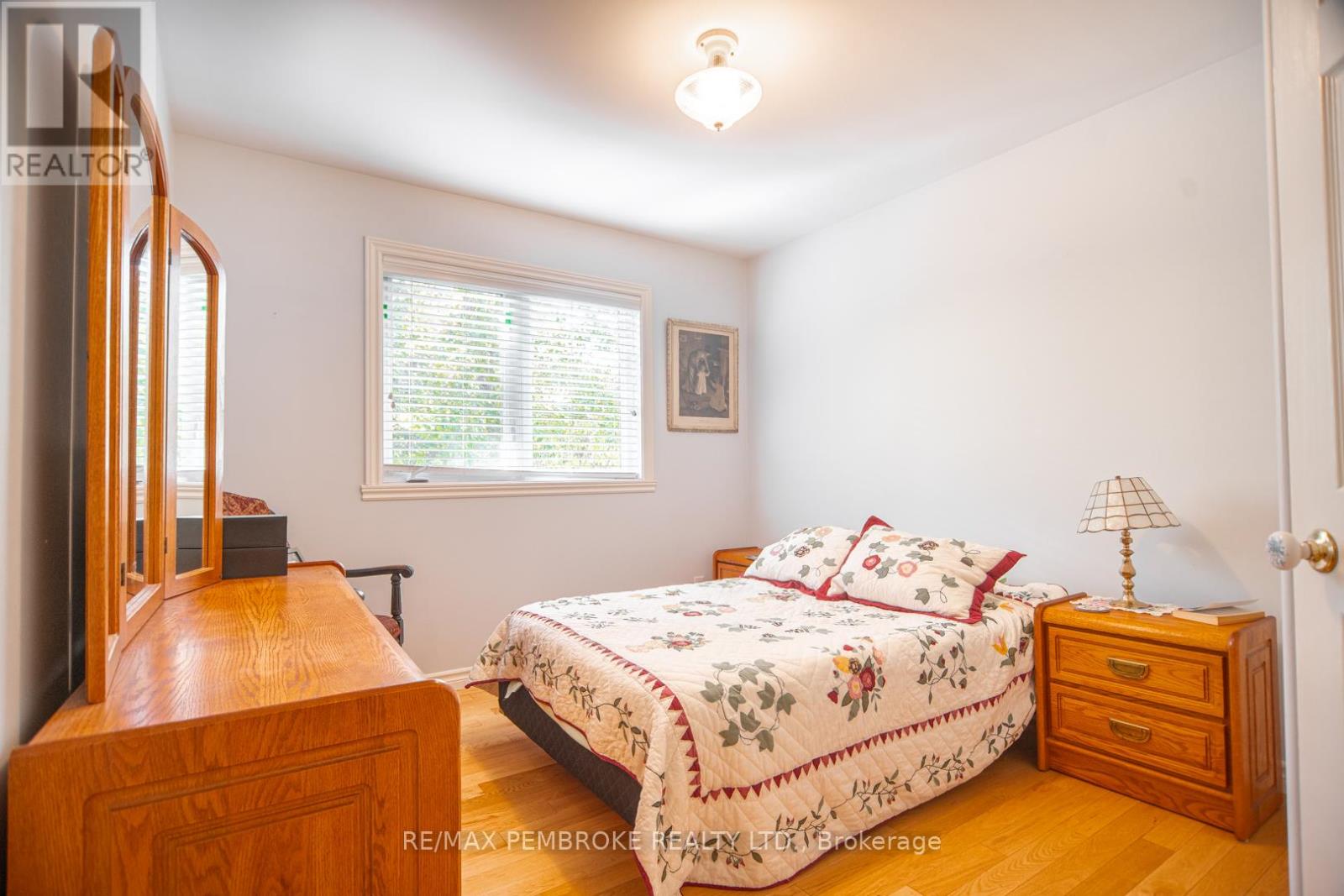 40 Eileen Street, Laurentian Valley, Ontario  K8A 6W2 - Photo 7 - X12453790