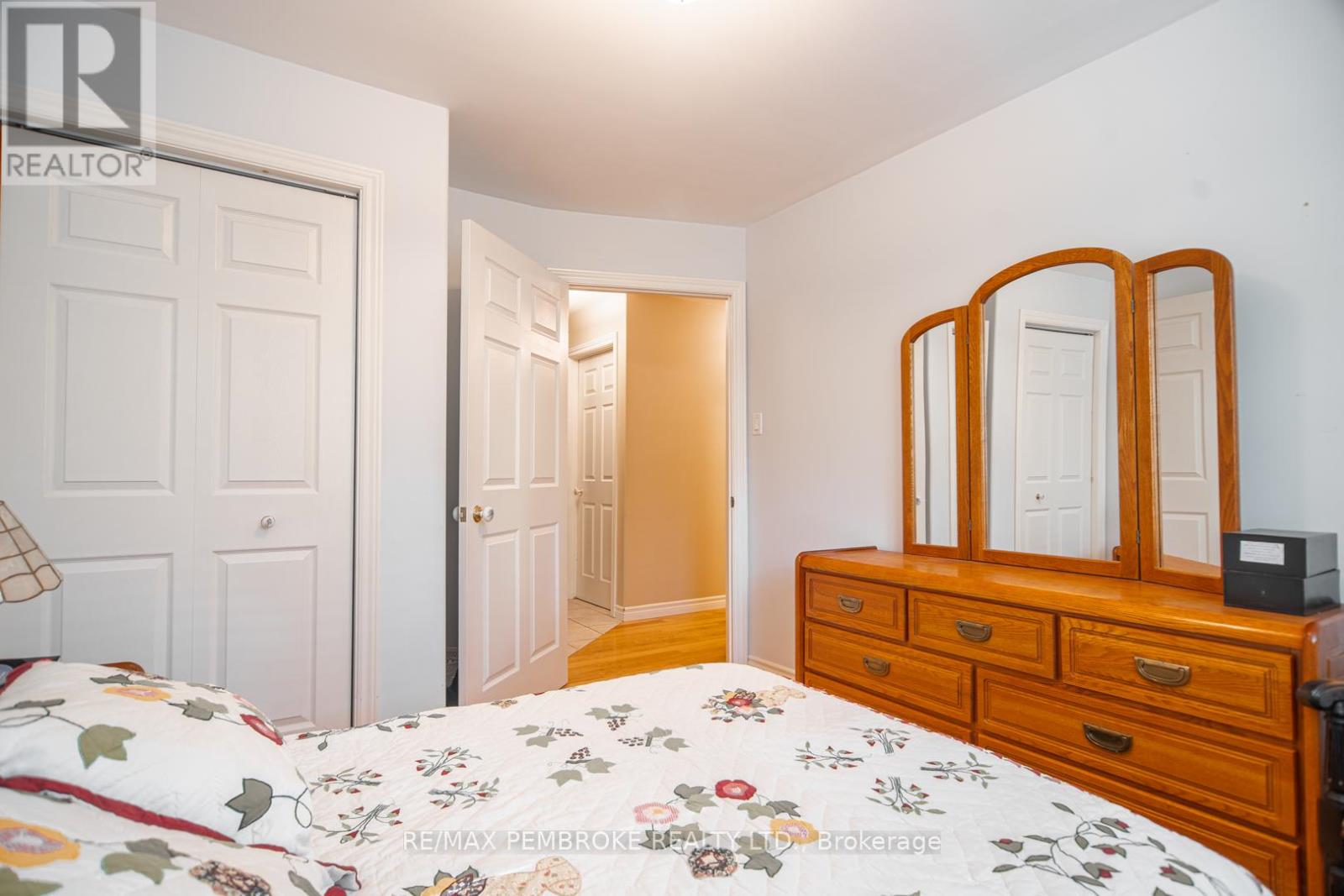 40 Eileen Street, Laurentian Valley, Ontario  K8A 6W2 - Photo 8 - X12453790