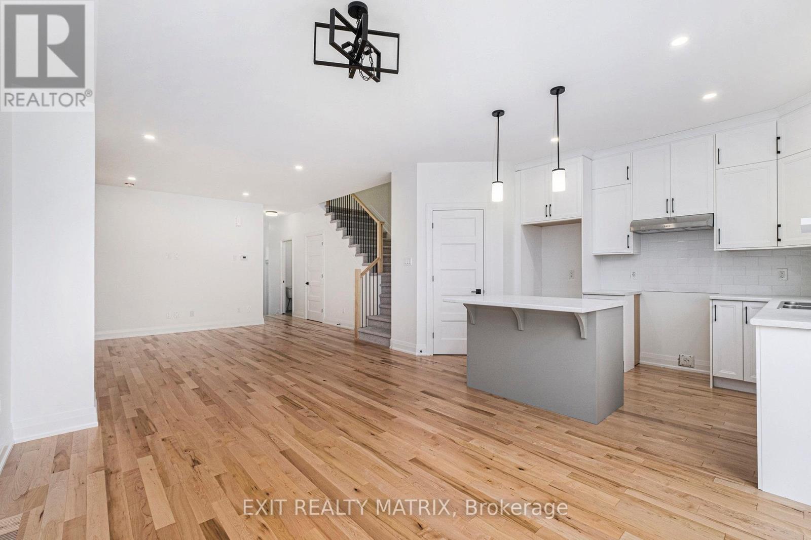 956 Cologne Street, Russell, Ontario  K0A 1W0 - Photo 8 - X12453809