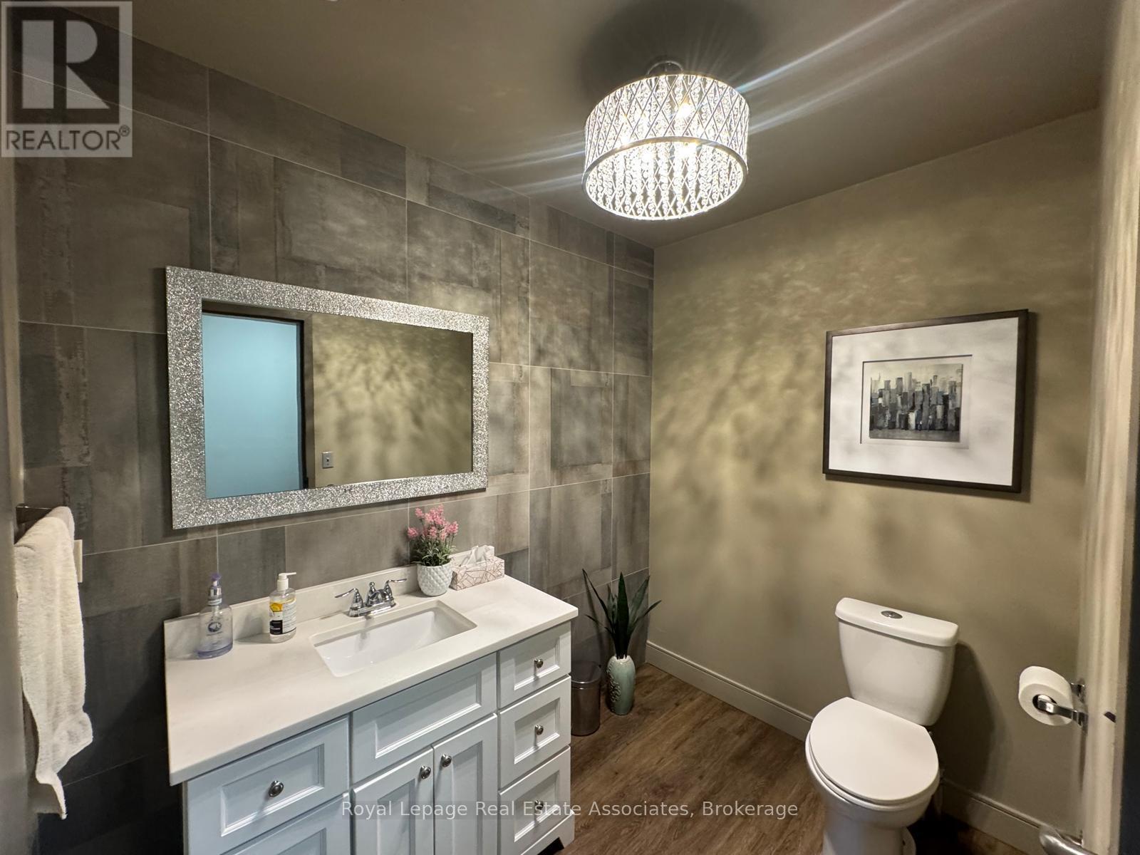 264 Lakeshore Road E, Mississauga, Ontario  L5G 1H1 - Photo 12 - W12453536