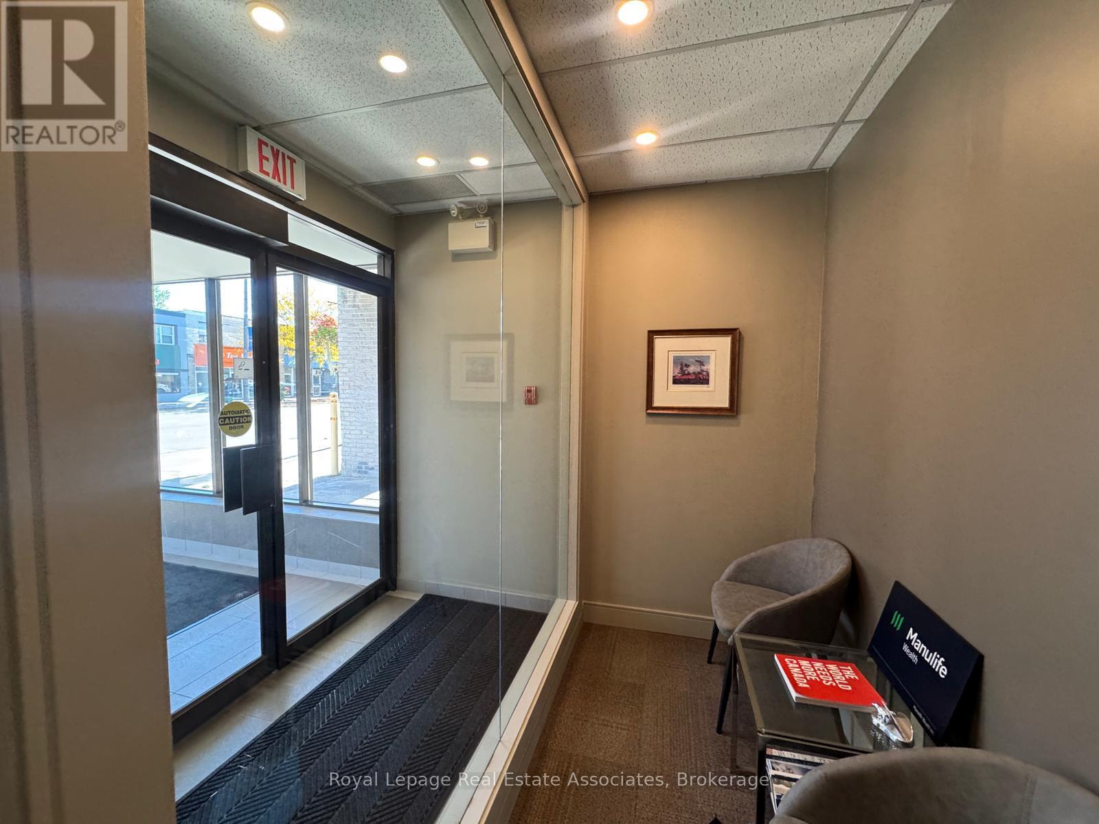 264 Lakeshore Road E, Mississauga, Ontario  L5G 1H1 - Photo 4 - W12453536