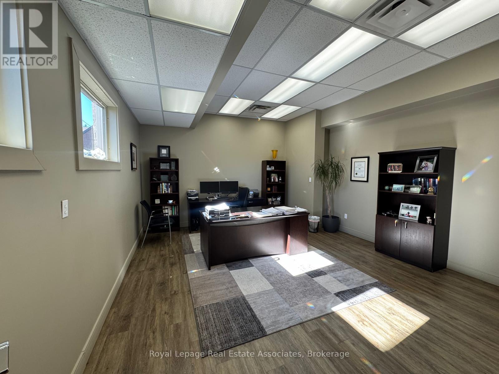 264 Lakeshore Road E, Mississauga, Ontario  L5G 1H1 - Photo 6 - W12453536