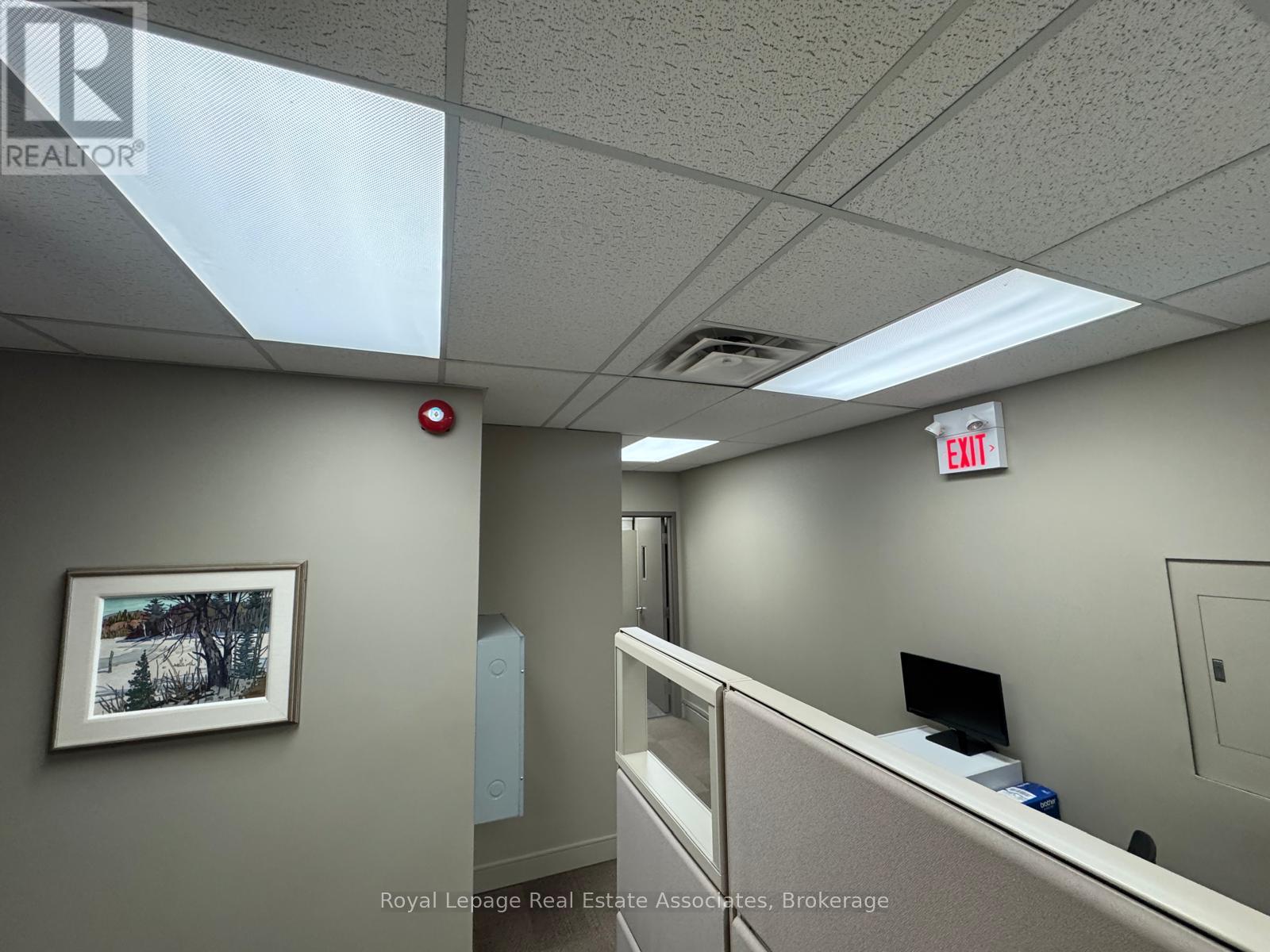 264 Lakeshore Road E, Mississauga, Ontario  L5G 1H1 - Photo 9 - W12453536