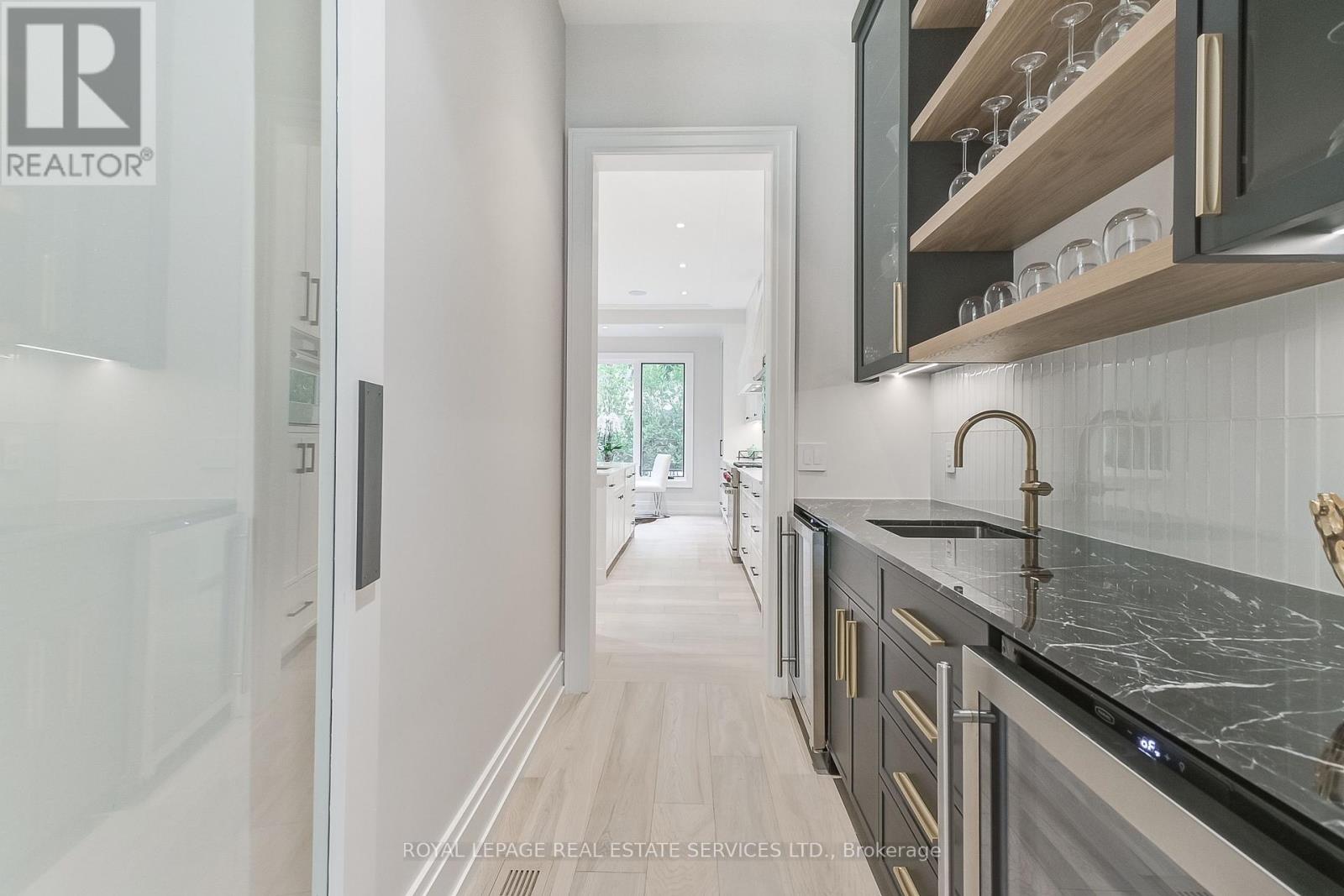 8 Shand Avenue, Toronto (Kingsway South), Ontario  M8X 2M5 - Photo 10 - W12453543