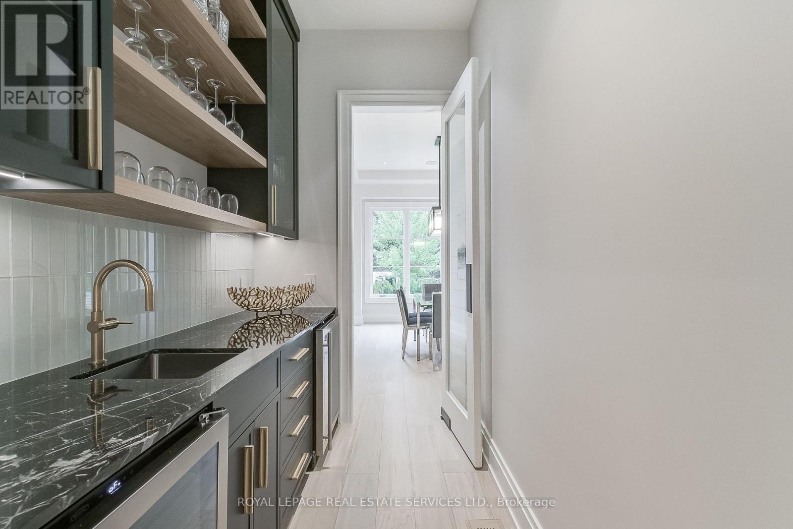 8 Shand Avenue, Toronto (Kingsway South), Ontario  M8X 2M5 - Photo 11 - W12453543