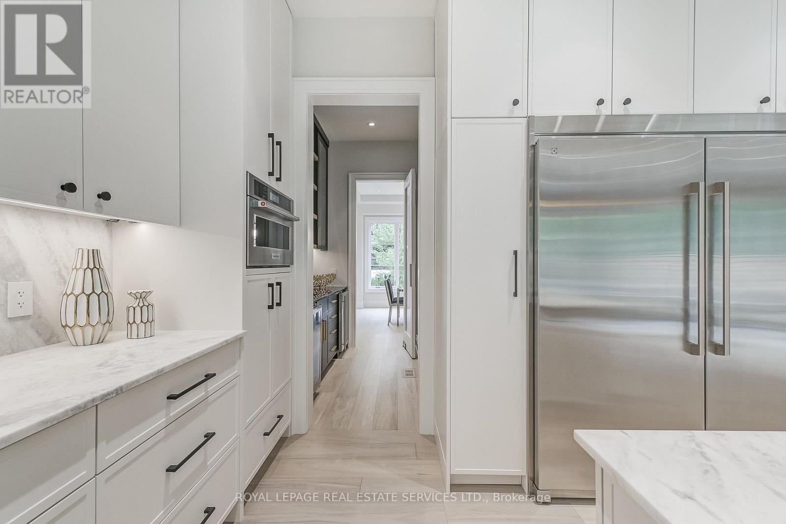 8 Shand Avenue, Toronto (Kingsway South), Ontario  M8X 2M5 - Photo 15 - W12453543