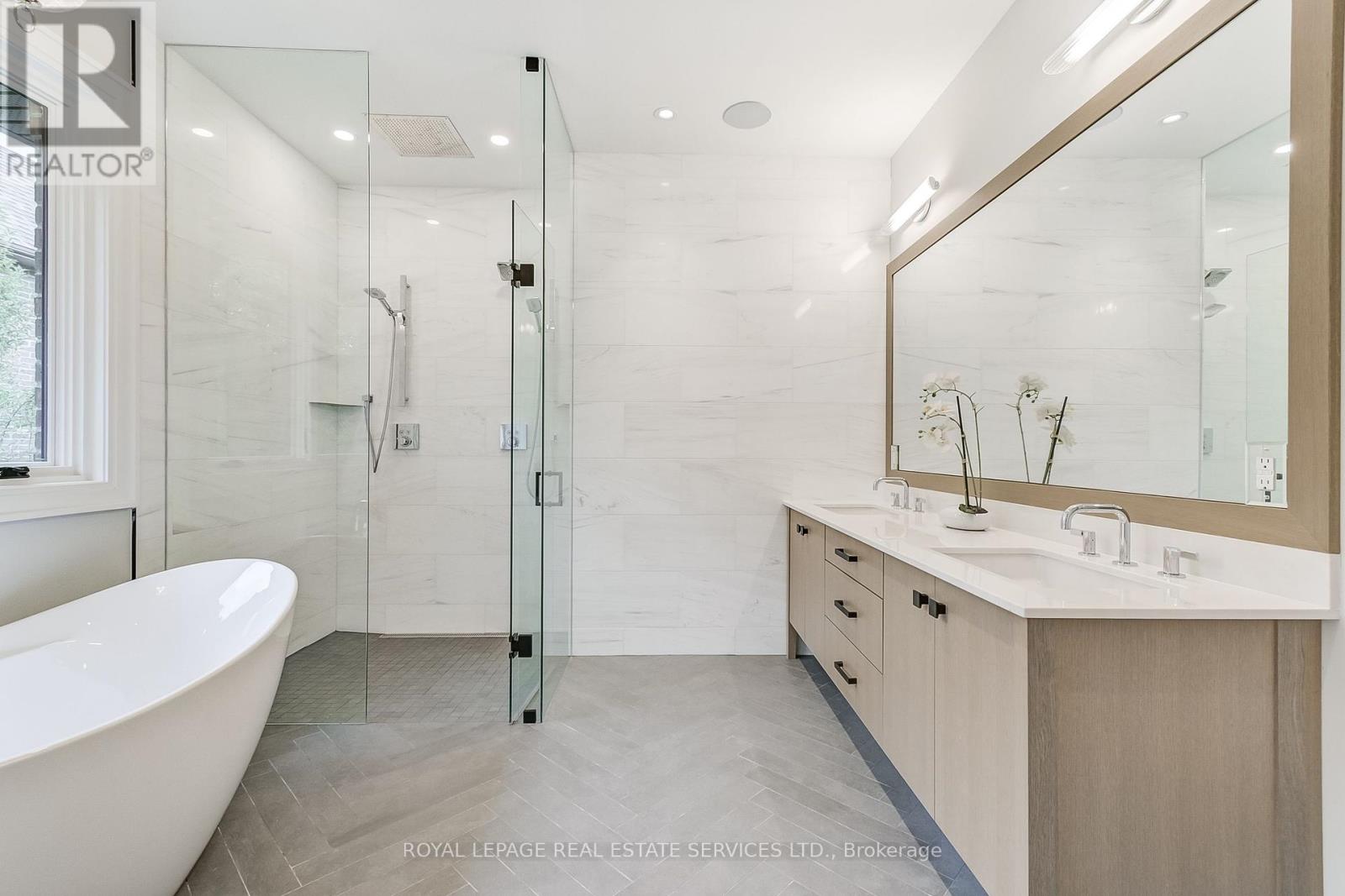 8 Shand Avenue, Toronto (Kingsway South), Ontario  M8X 2M5 - Photo 24 - W12453543