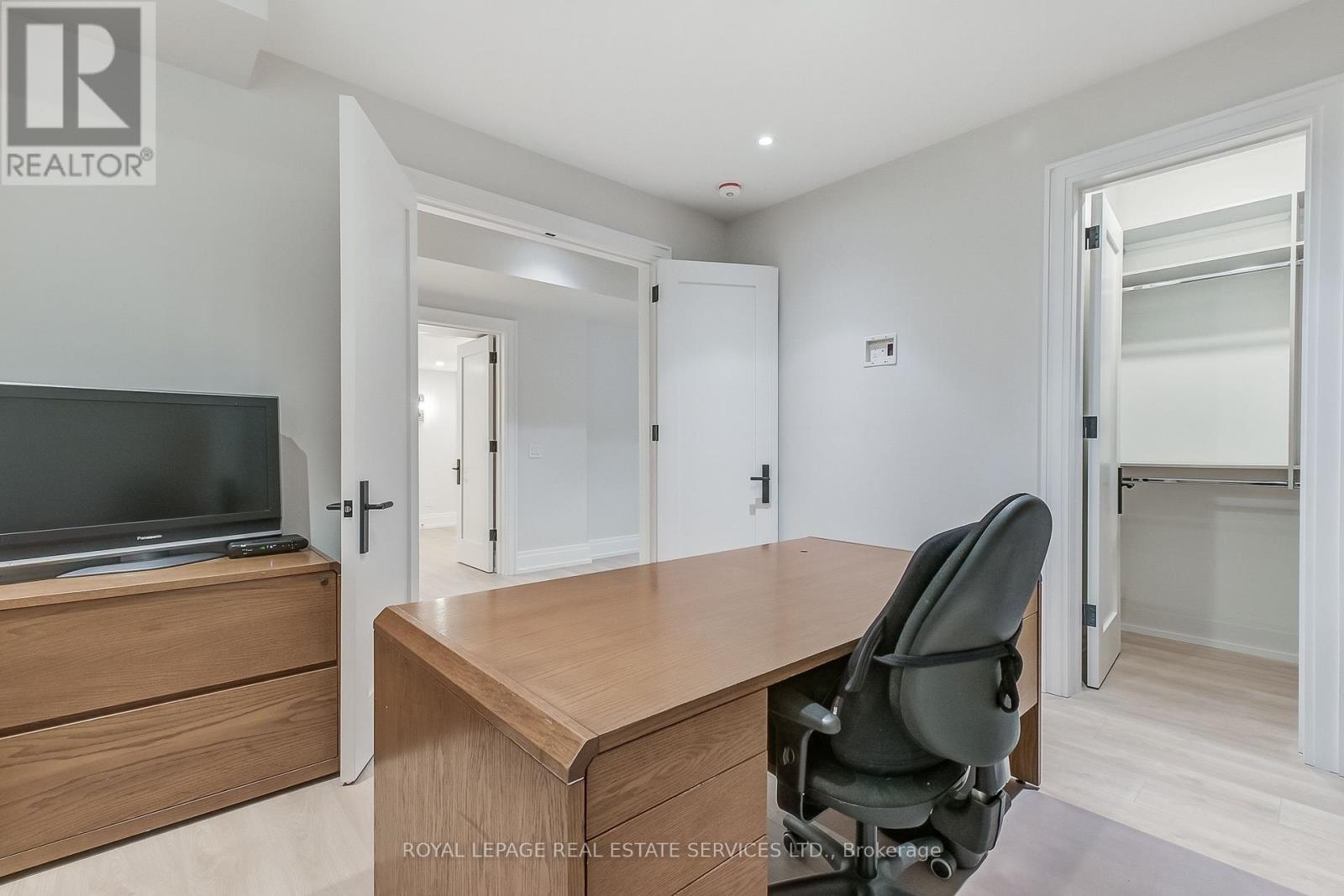 8 Shand Avenue, Toronto (Kingsway South), Ontario  M8X 2M5 - Photo 31 - W12453543