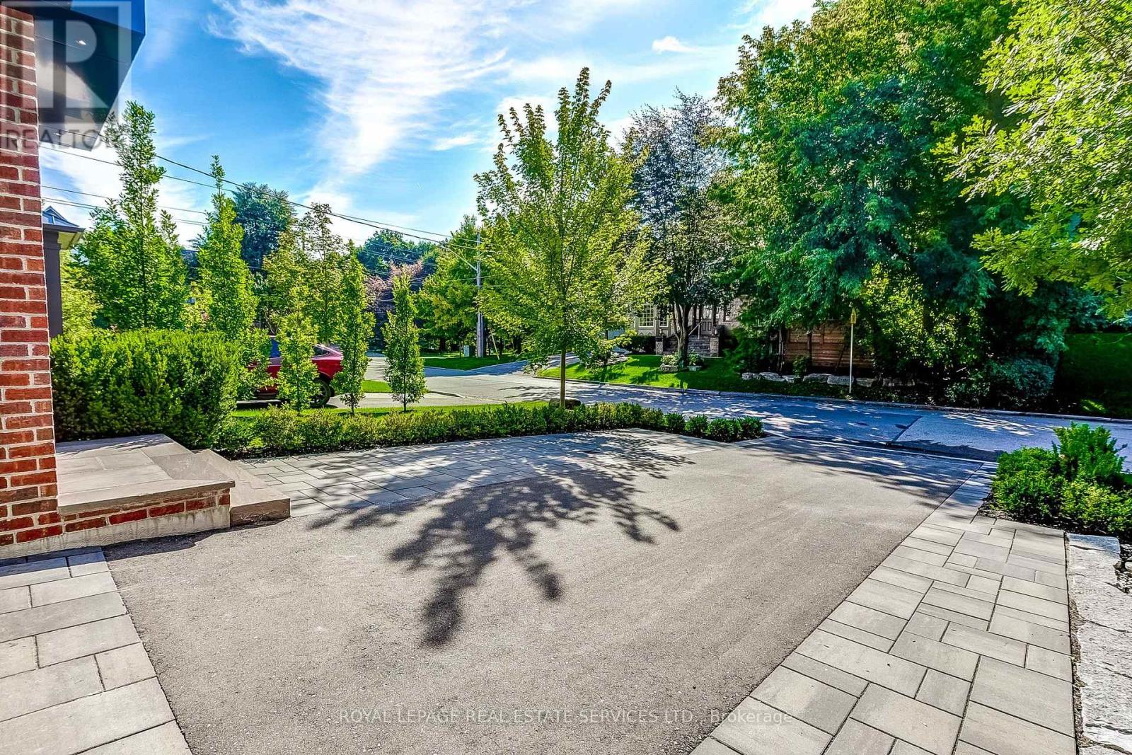 8 Shand Avenue, Toronto (Kingsway South), Ontario  M8X 2M5 - Photo 4 - W12453543