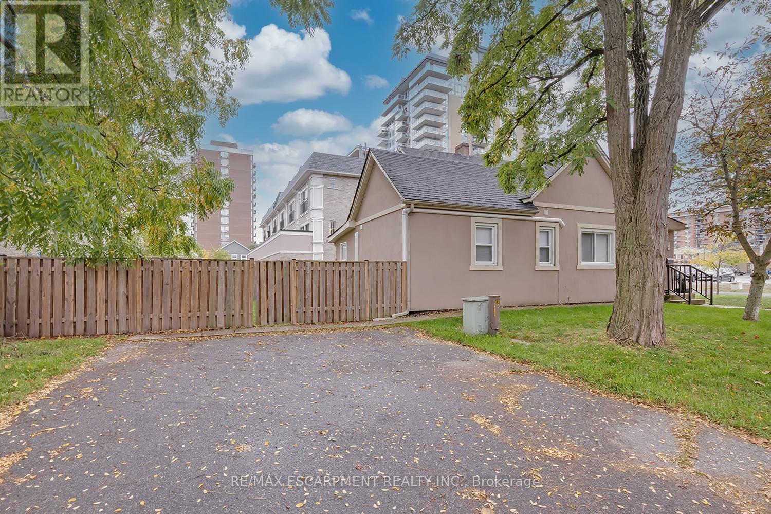 2 - 519 Elizabeth Street, Burlington, Ontario  L7R 2M4 - Photo 5 - W12453558