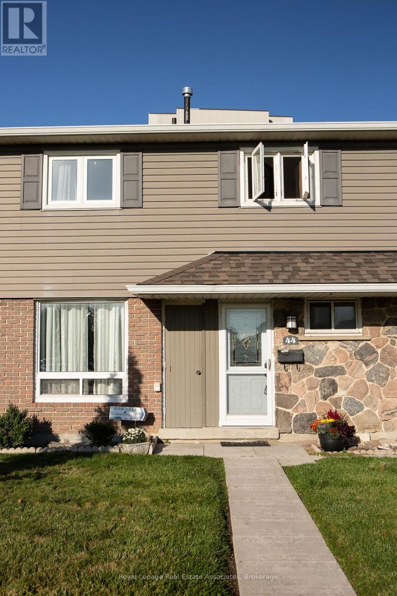 44 Village Court, Brampton (Brampton East), Ontario  L6W 1A6 - Photo 2 - W12453607