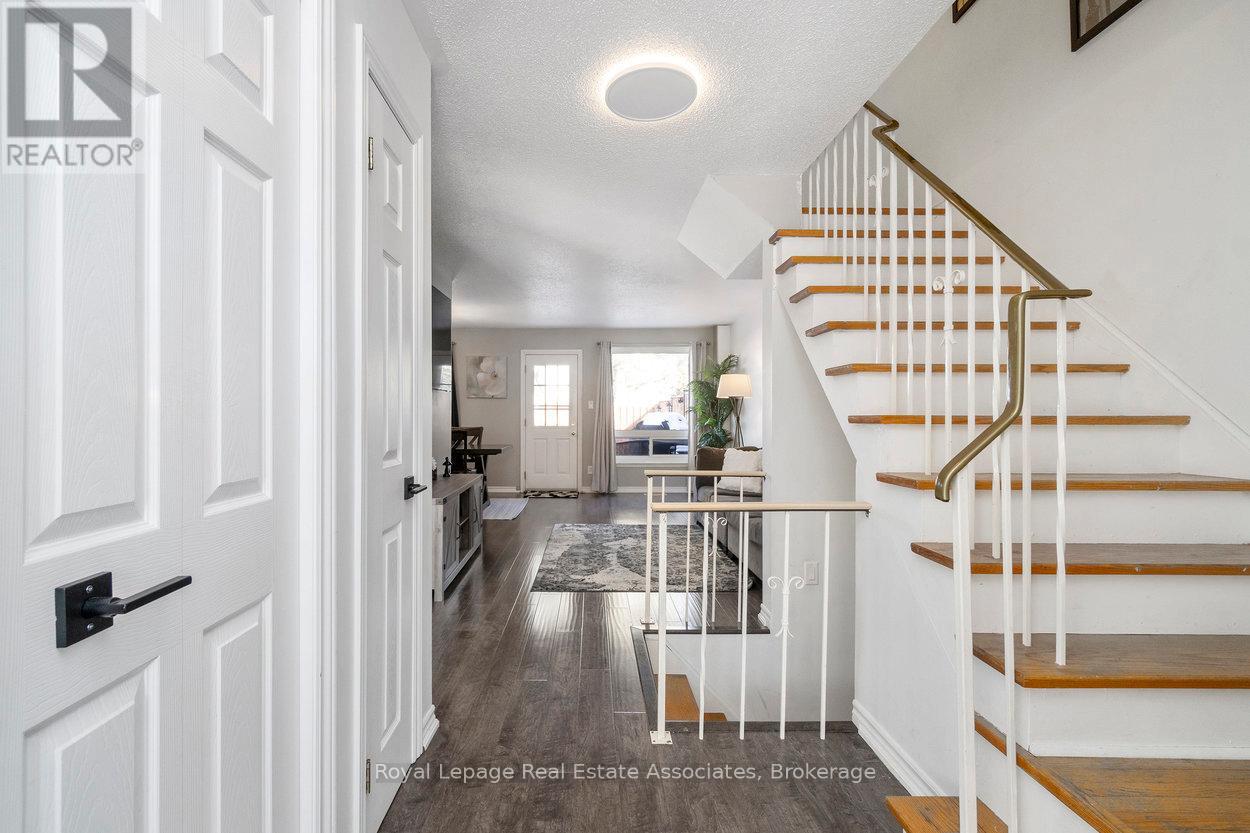 44 Village Court, Brampton (Brampton East), Ontario  L6W 1A6 - Photo 4 - W12453607