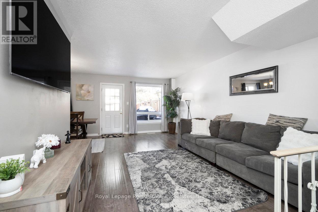 44 Village Court, Brampton (Brampton East), Ontario  L6W 1A6 - Photo 5 - W12453607