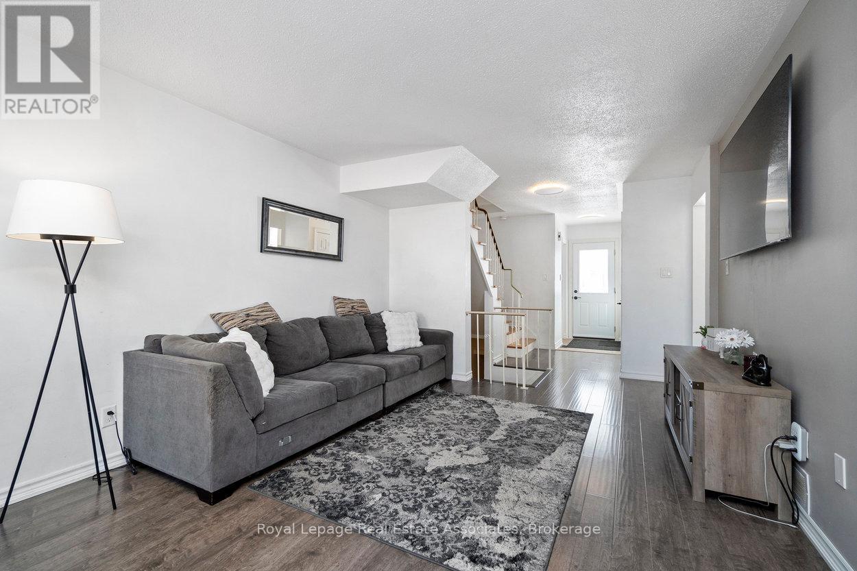 44 Village Court, Brampton (Brampton East), Ontario  L6W 1A6 - Photo 7 - W12453607