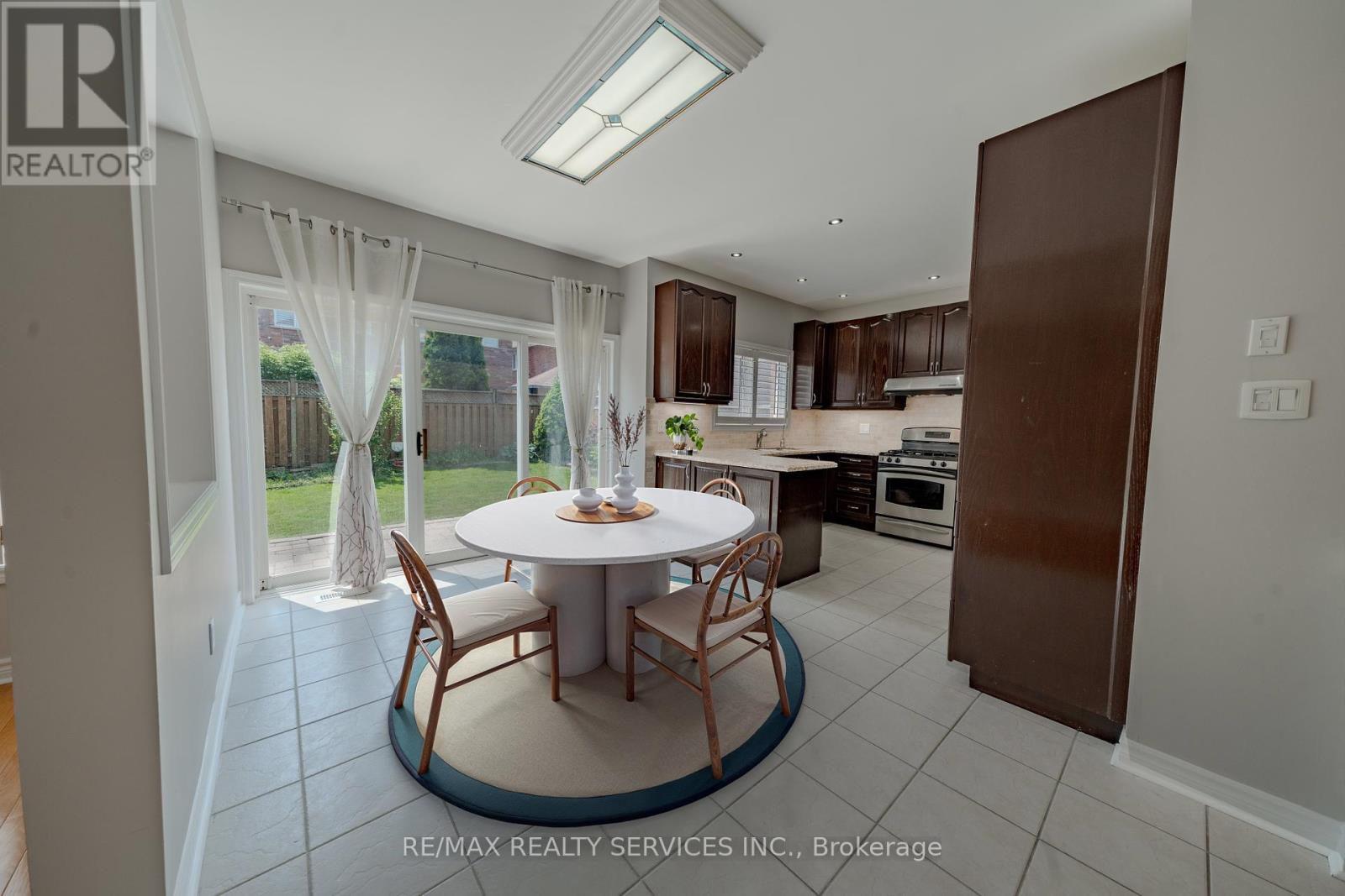 5918 Bassinger Place, Mississauga, Ontario  L5M 6K5 - Photo 15 - W12453615