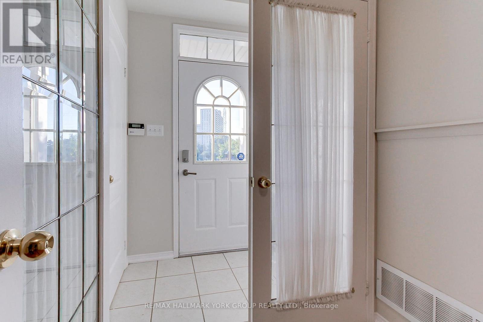 60 Delabo Drive, Toronto, Ontario  M3J 3S4 - Photo 4 - W12373945