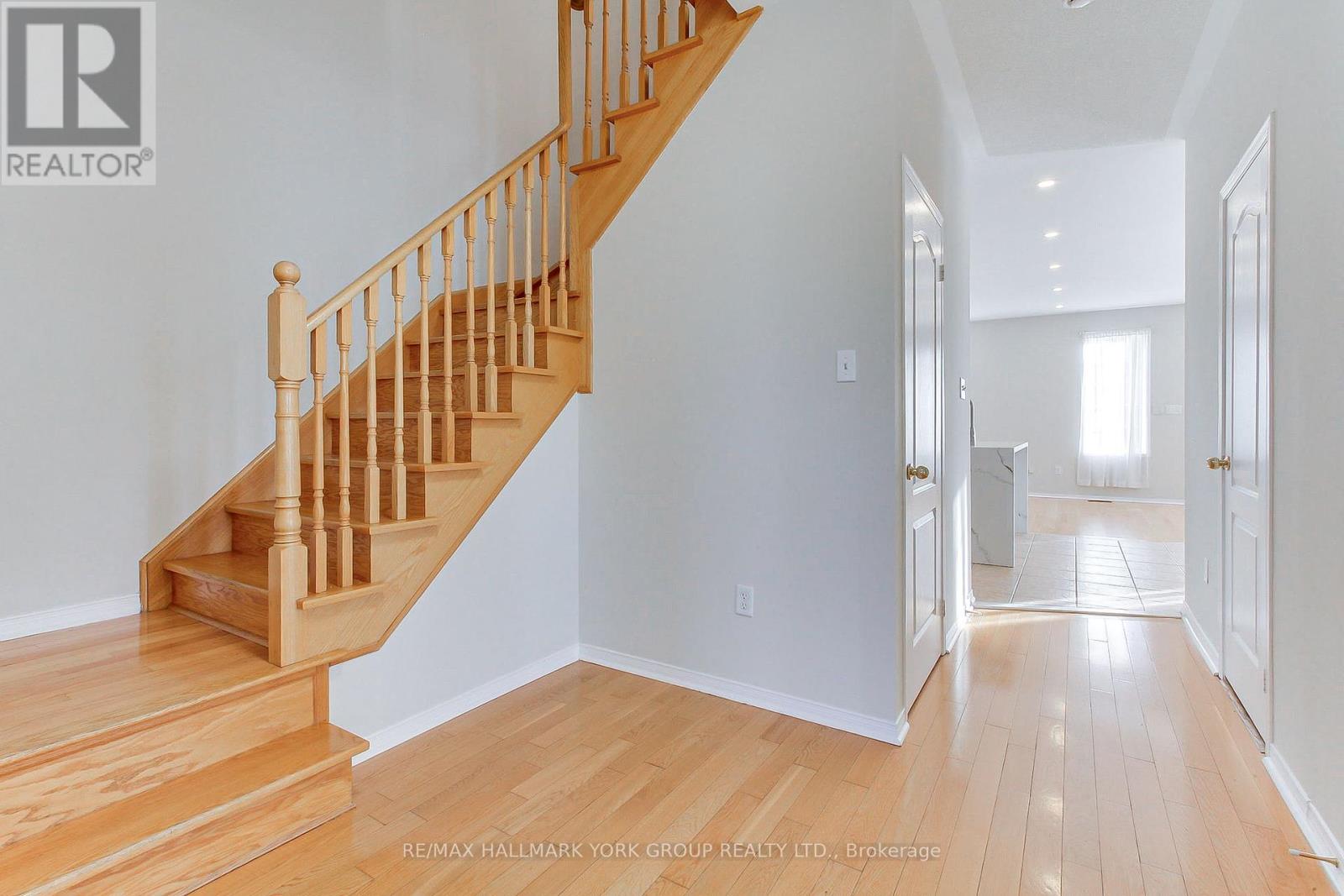 60 Delabo Drive, Toronto, Ontario  M3J 3S4 - Photo 5 - W12373945