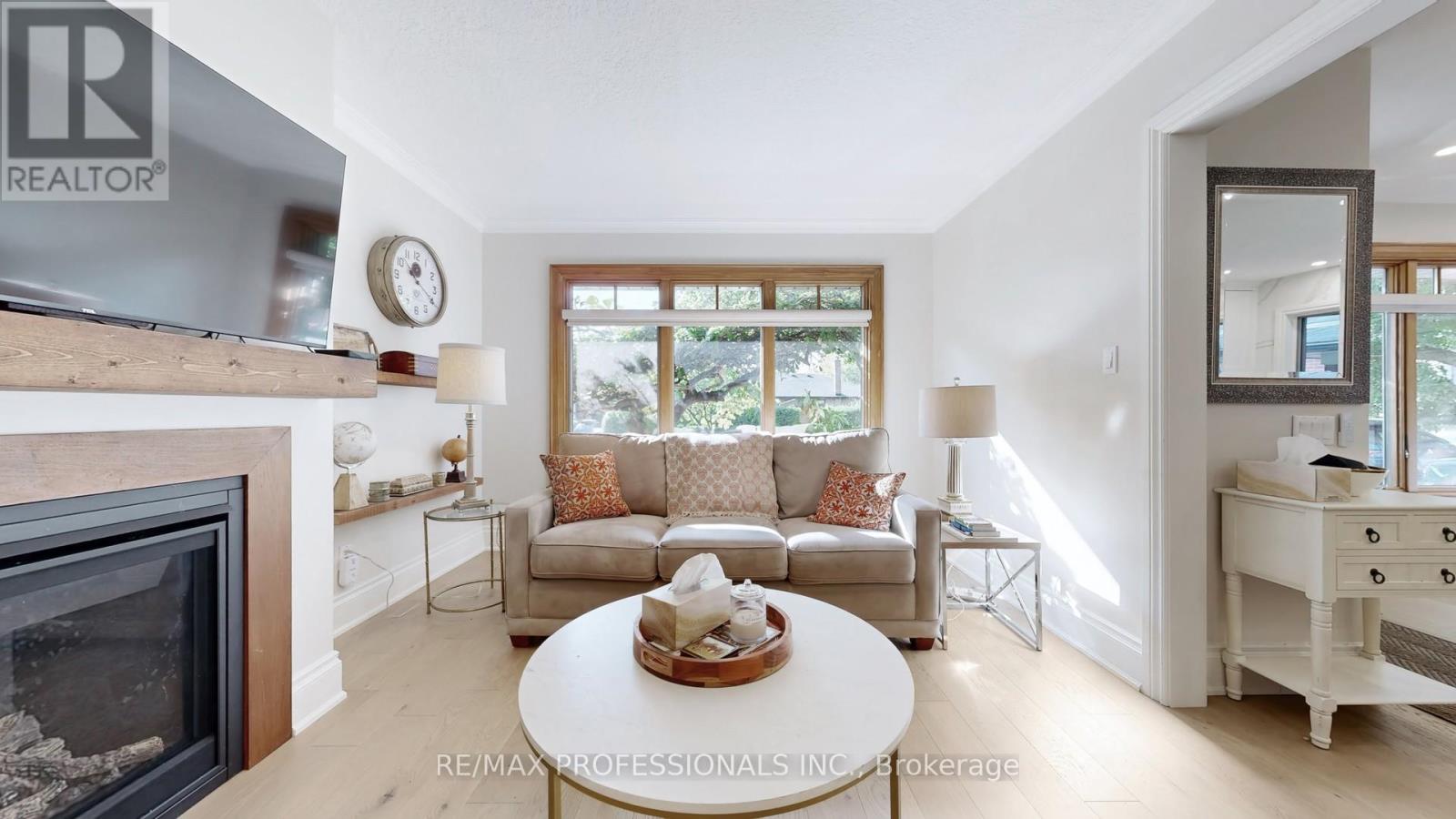 84 North Heights Road, Toronto, Ontario  M9B 2T8 - Photo 7 - W12451250