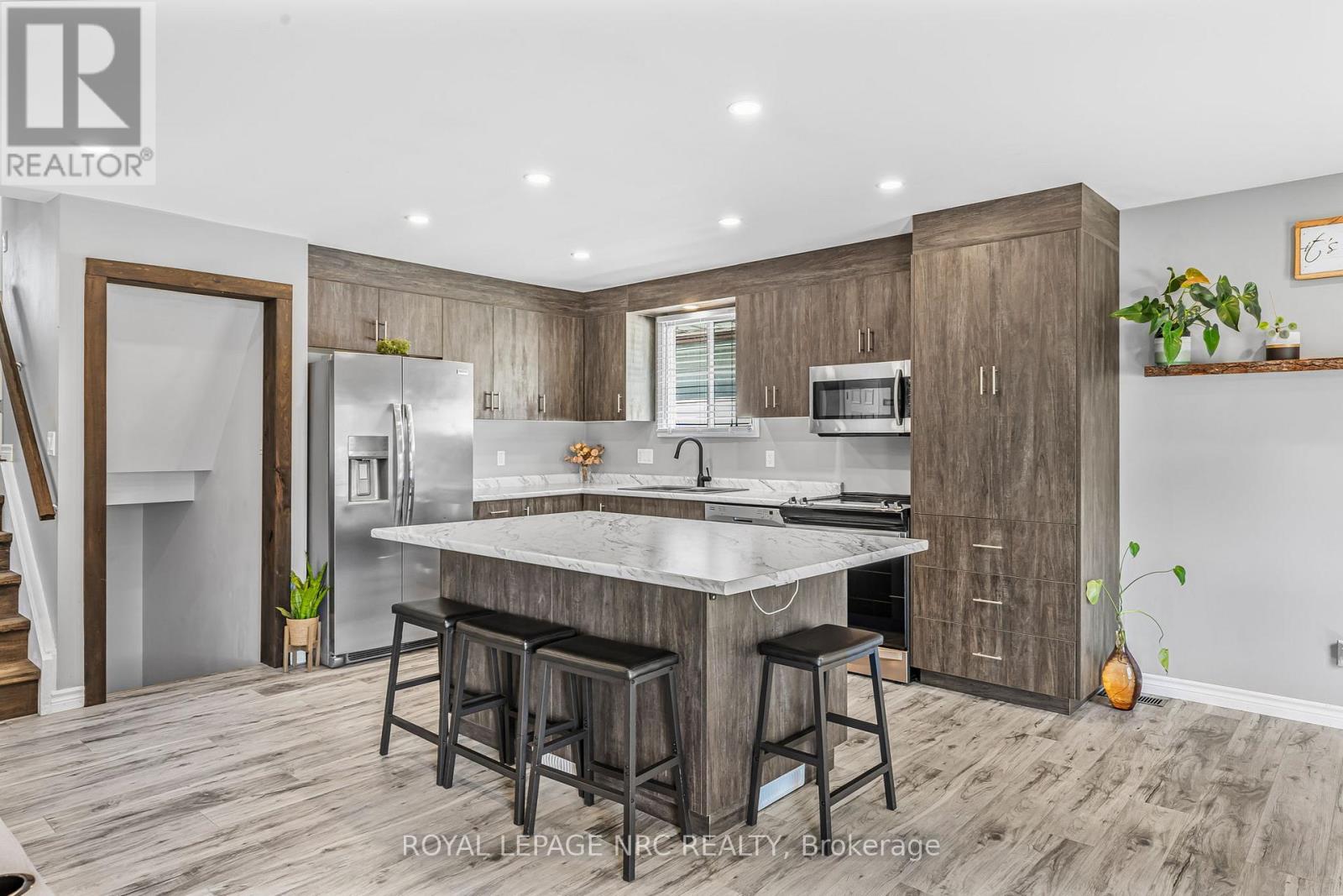 459 Lakeview Road, Fort Erie (Crescent Park), Ontario  L2A 4W2 - Photo 10 - X12453745