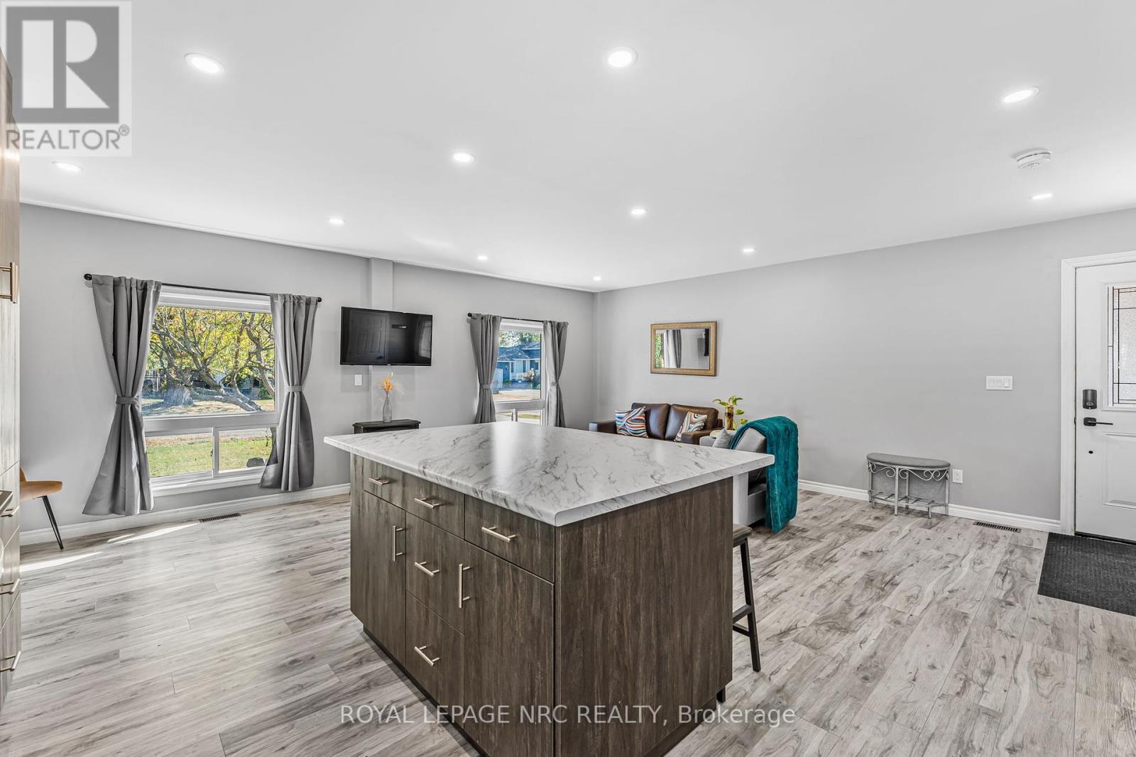 459 Lakeview Road, Fort Erie (Crescent Park), Ontario  L2A 4W2 - Photo 12 - X12453745