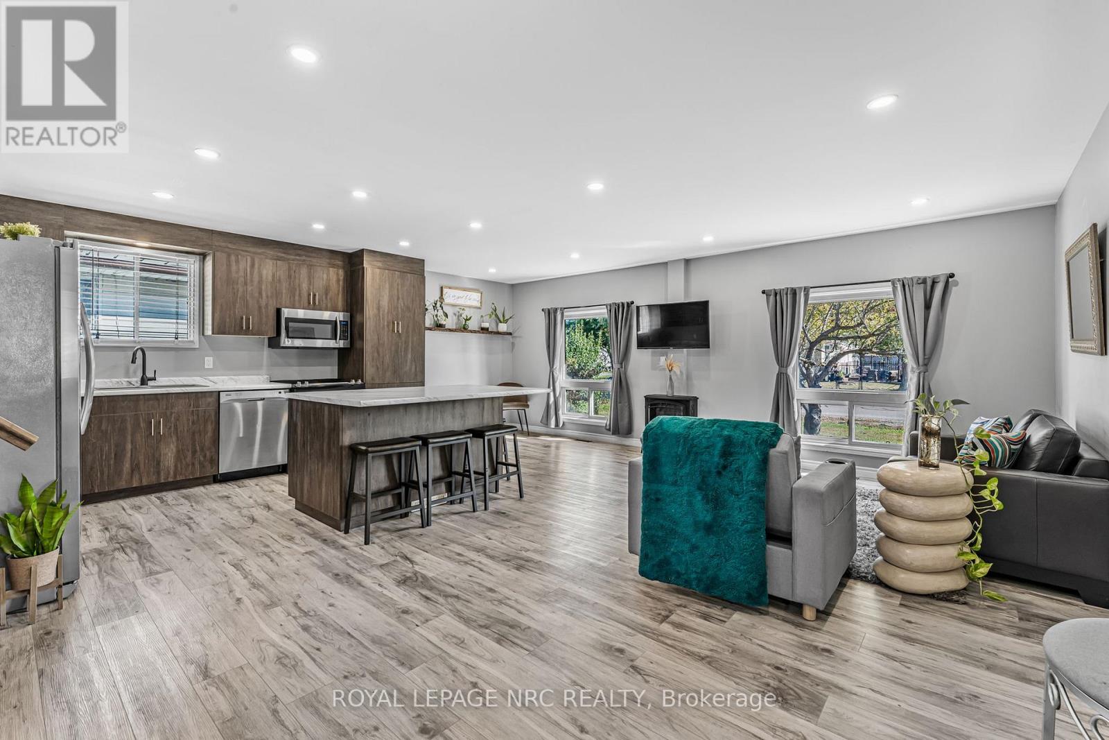 459 Lakeview Road, Fort Erie (Crescent Park), Ontario  L2A 4W2 - Photo 6 - X12453745