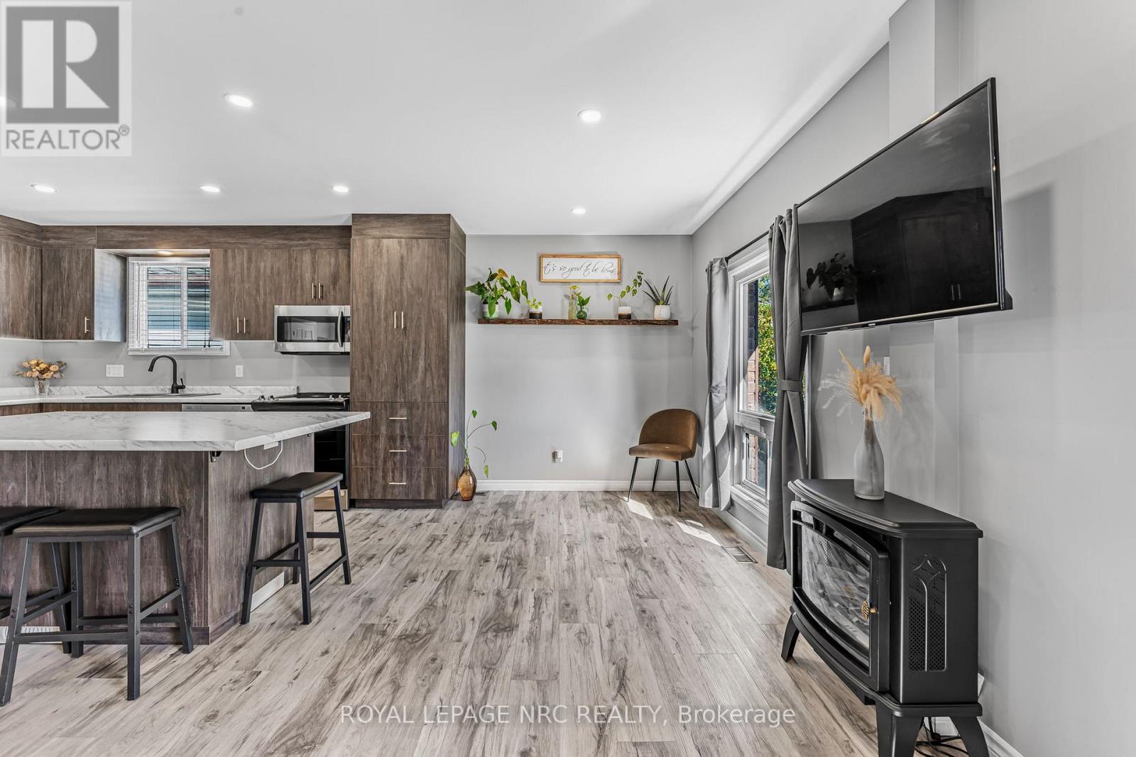 459 Lakeview Road, Fort Erie (Crescent Park), Ontario  L2A 4W2 - Photo 9 - X12453745