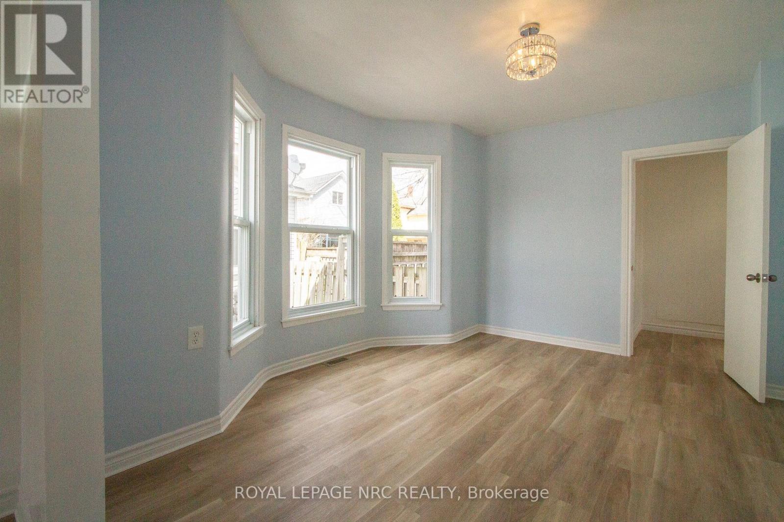 4900 St Clair Avenue, Niagara Falls, Ontario  L2E 3T6 - Photo 4 - X12453779