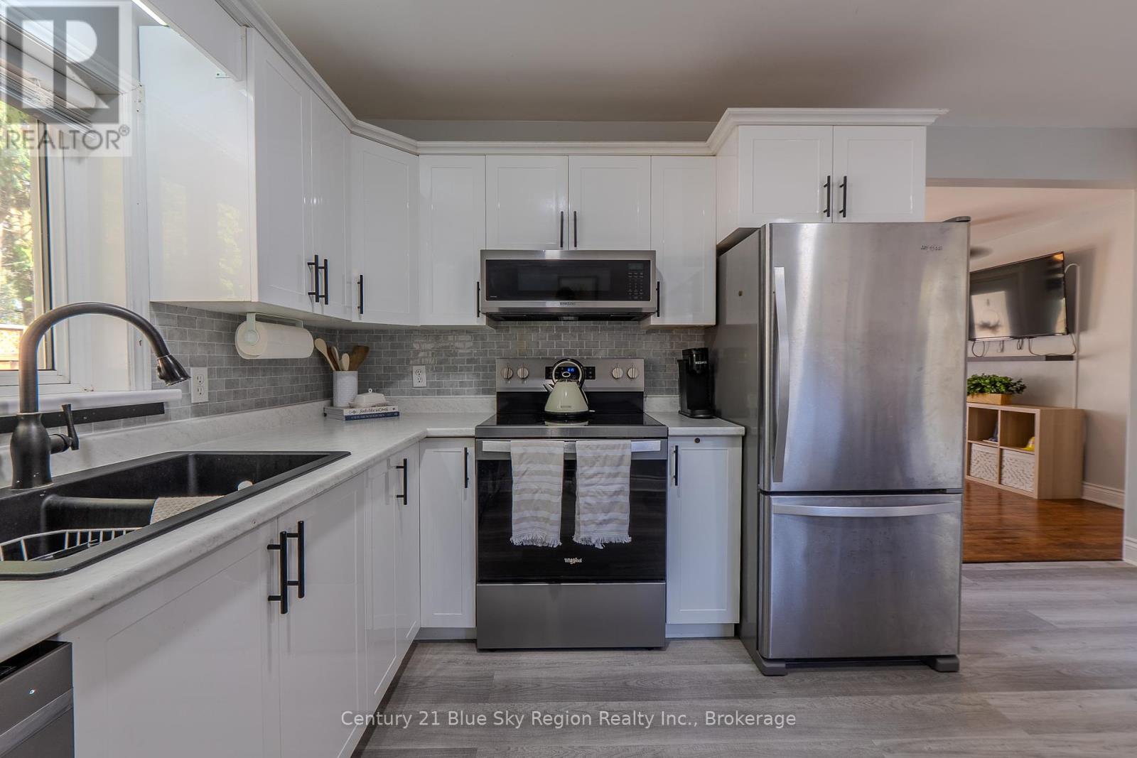 13 Prince Edward Drive, North Bay, Ontario  P1A 2T5 - Photo 2 - X12453755