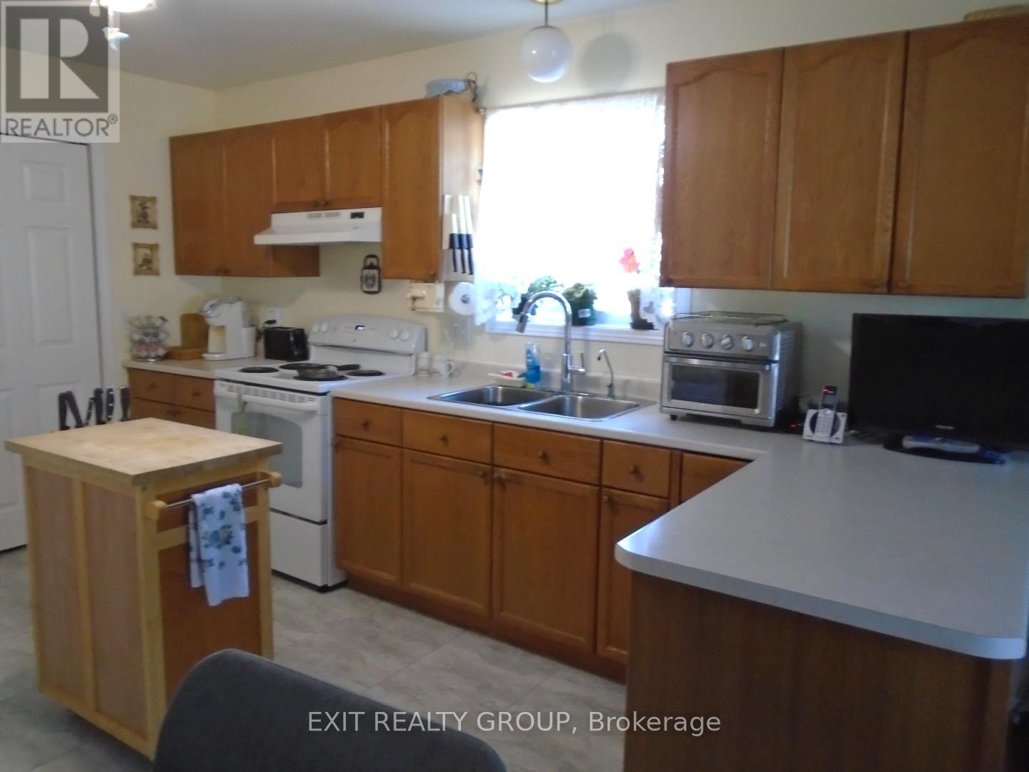 33 Cretney Drive, Prince Edward County, Ontario K0K 3L0 - Photo 6 - X12413633