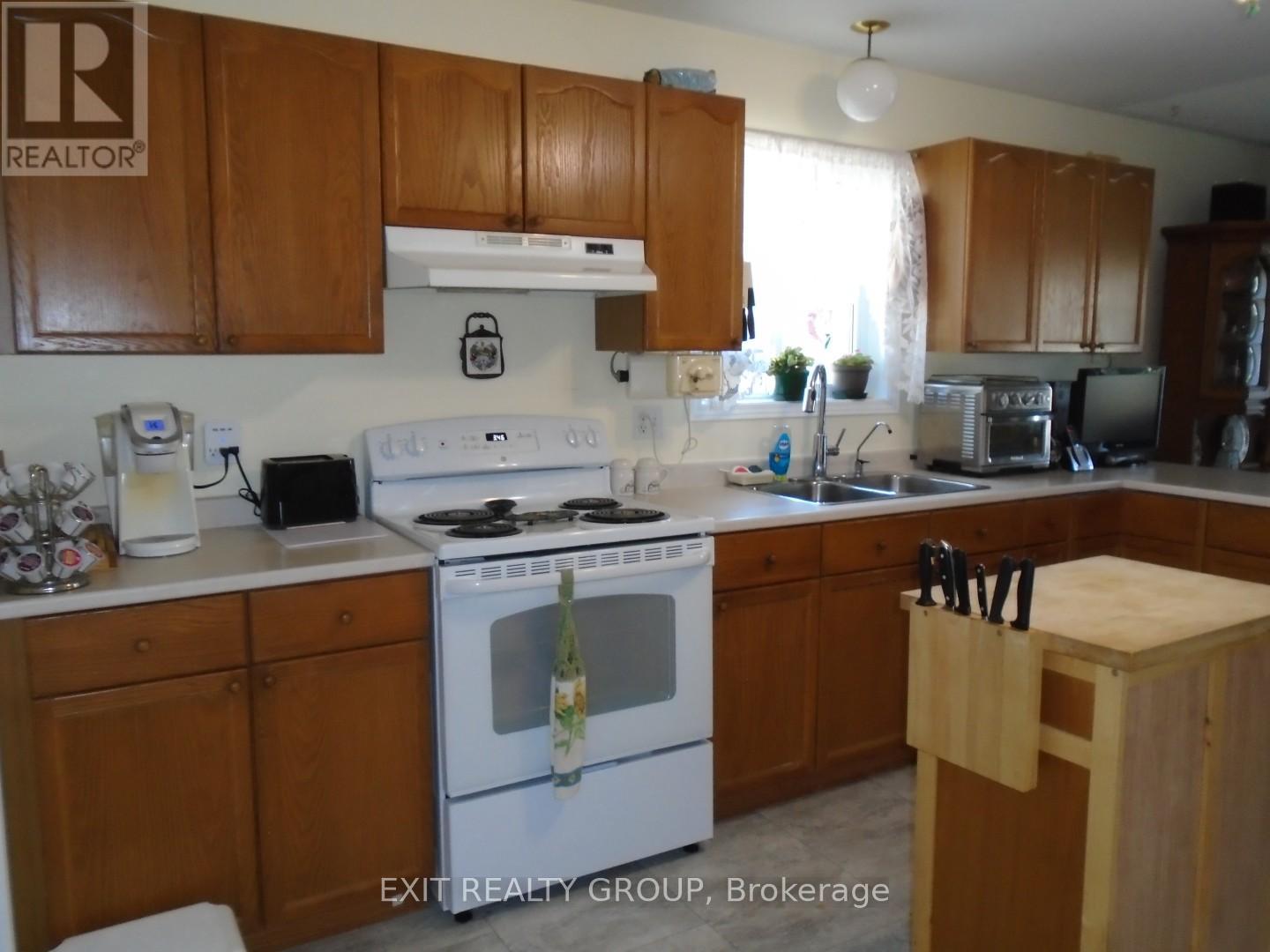 33 Cretney Drive, Prince Edward County, Ontario K0K 3L0 - Photo 7 - X12413633