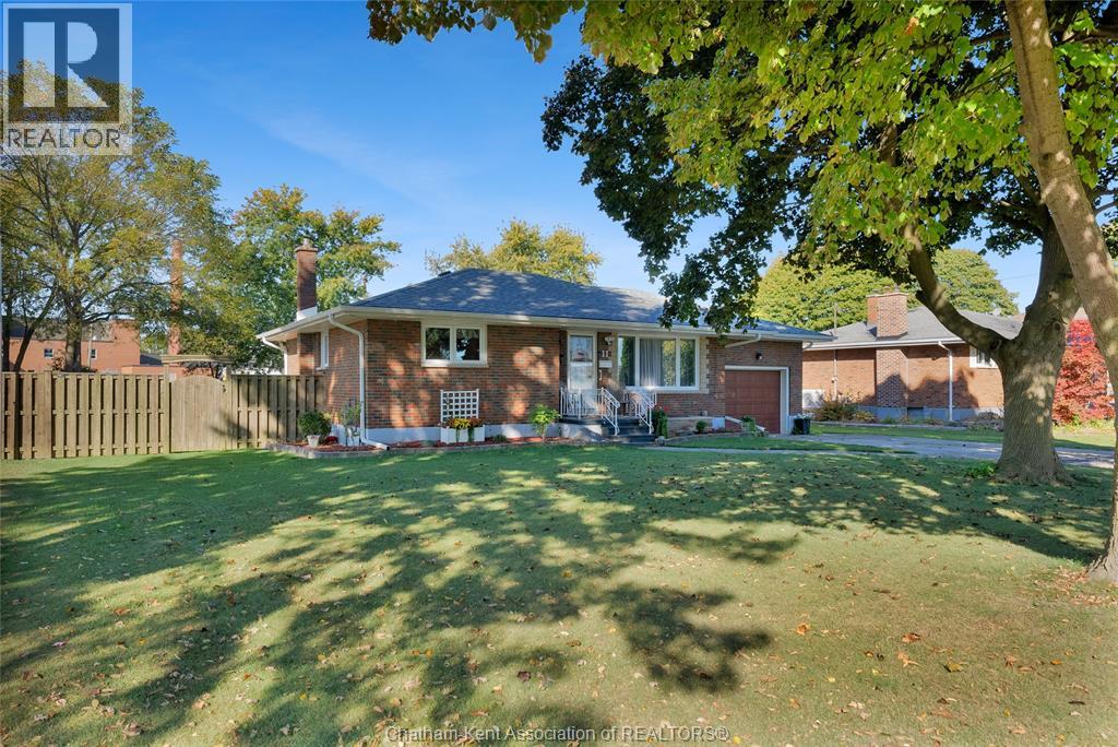 11 Highland Drive, Wallaceburg, Ontario  N8A 2K4 - Photo 2 - 25025304