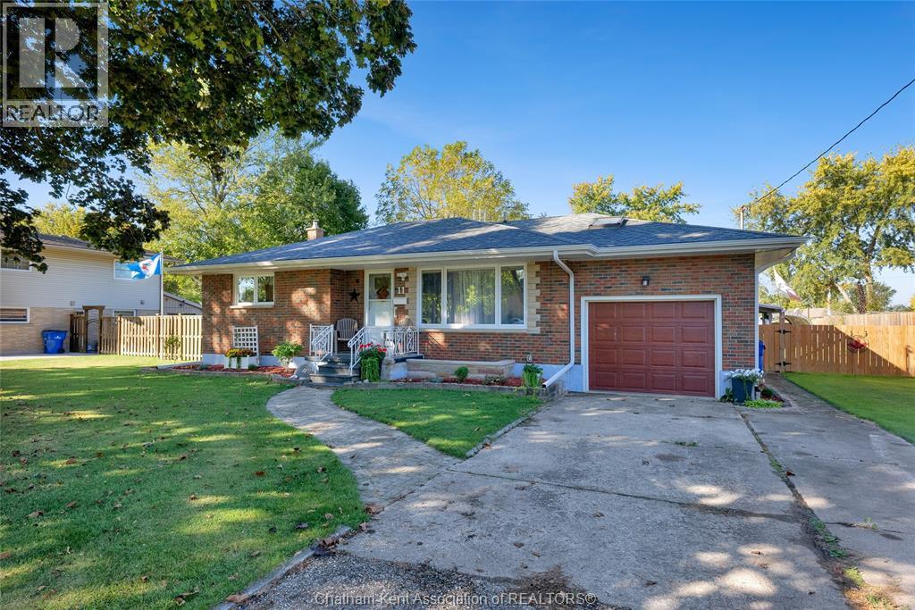 11 Highland Drive, Wallaceburg, Ontario  N8A 2K4 - Photo 3 - 25025304