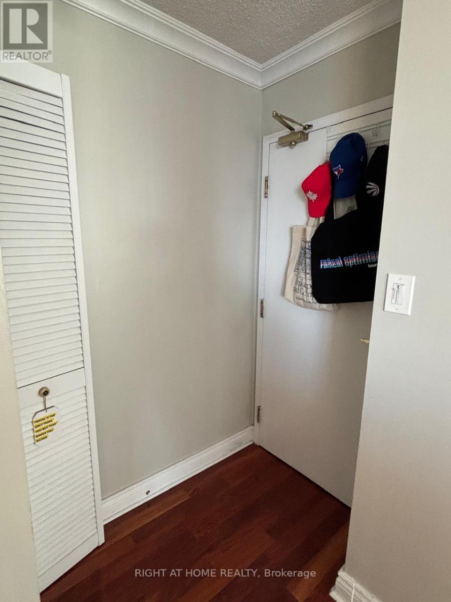 3001 - 270 Queens Quay W, Toronto, Ontario  M5J 2N4 - Photo 13 - C12453752