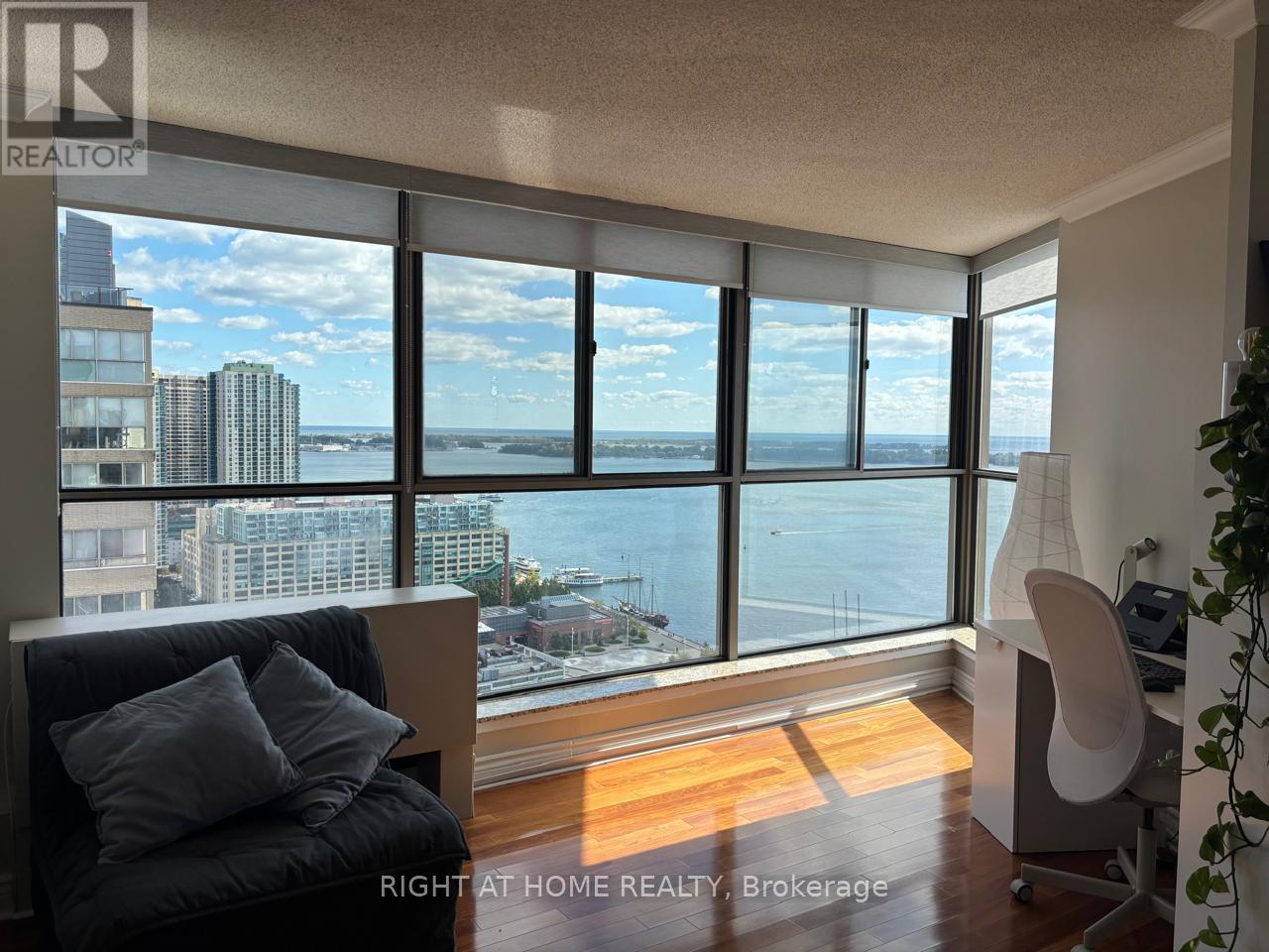 3001 - 270 Queens Quay W, Toronto, Ontario  M5J 2N4 - Photo 4 - C12453752