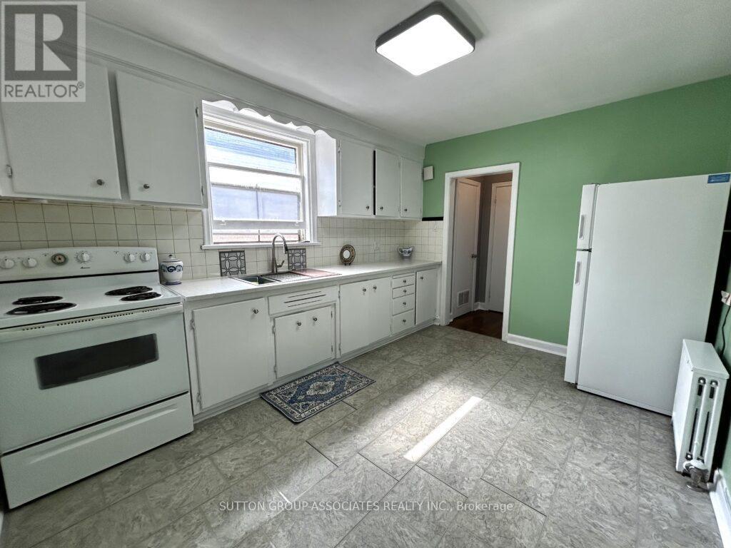 3 - 131 Kenwood Avenue, Toronto, Ontario  M6C 2S4 - Photo 10 - C12453782