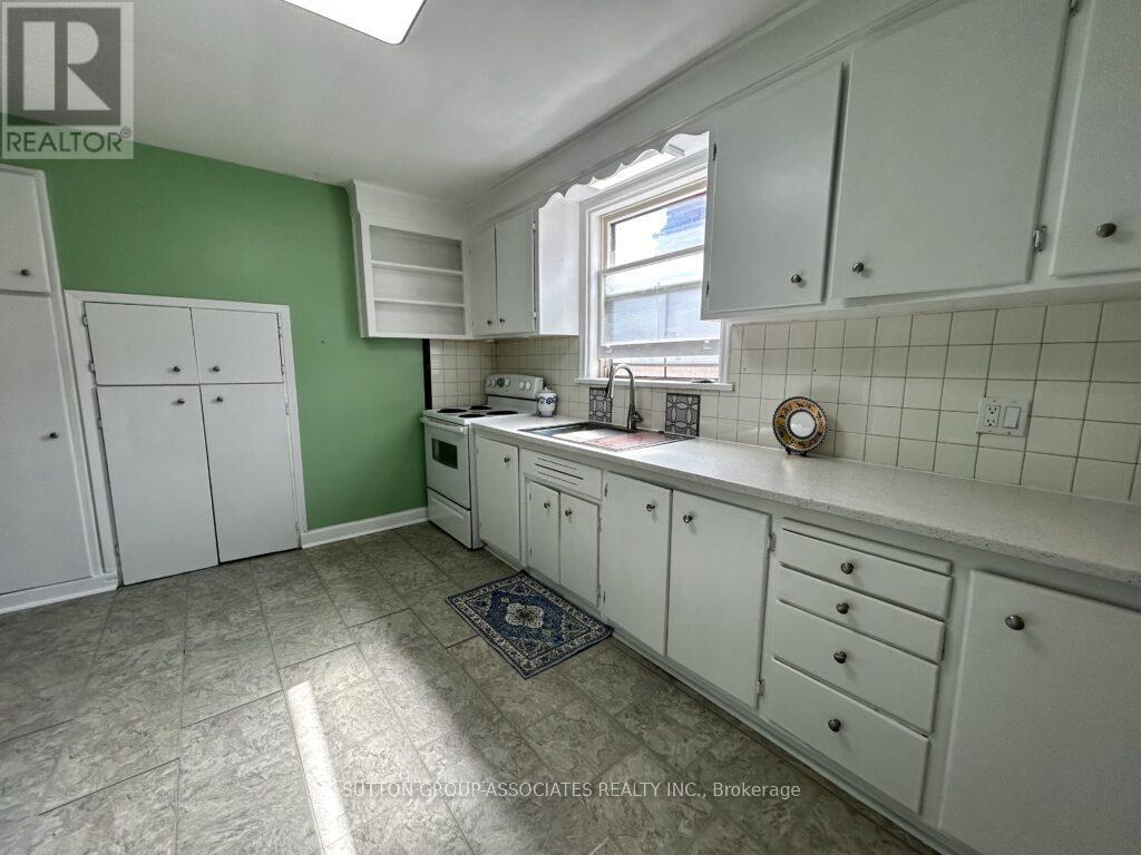 3 - 131 Kenwood Avenue, Toronto, Ontario  M6C 2S4 - Photo 9 - C12453782