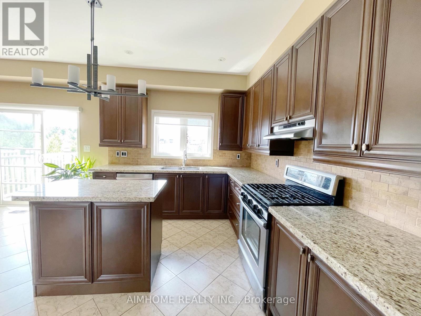 86 Chapman Court, Aurora, Ontario  L4G 0E2 - Photo 6 - N12453642