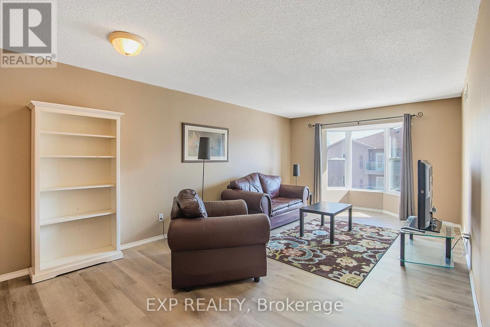 303 - 107 Bond Street, Orillia, Ontario  L3V 1J7 - Photo 10 - S12453733