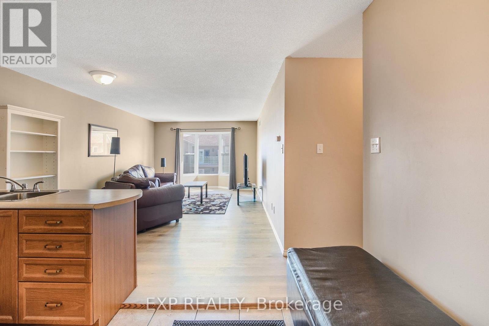 303 - 107 Bond Street, Orillia, Ontario  L3V 1J7 - Photo 5 - S12453733