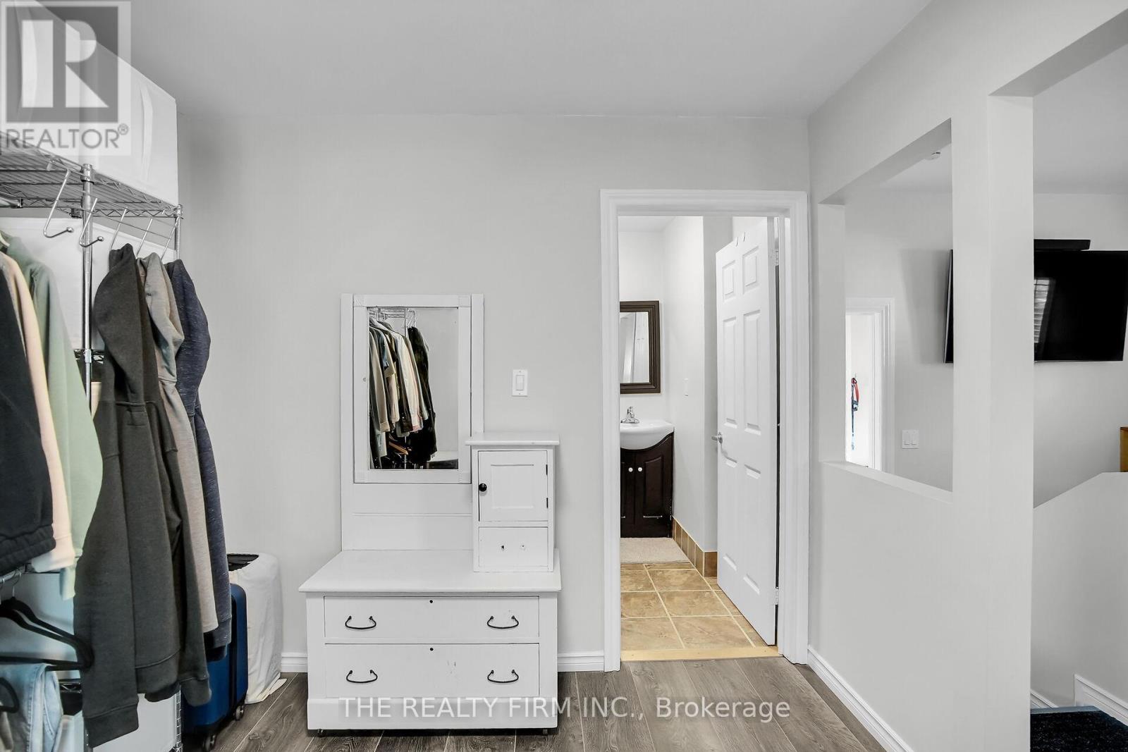 317 Simcoe Street, London East (East K), Ontario  N6B 1J4 - Photo 10 - X12453869